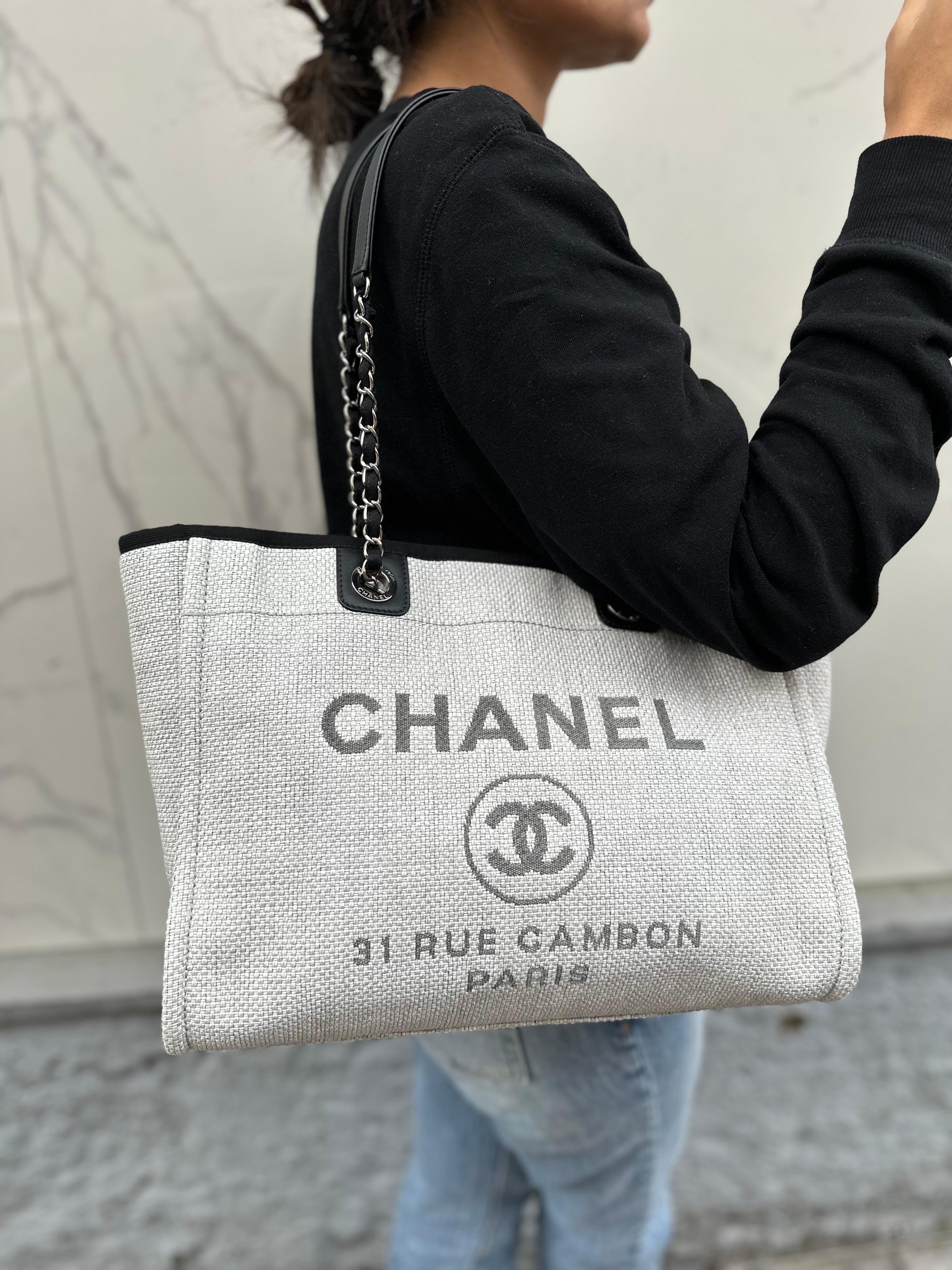 2017 Chanel Deauville Rafia Grigia e Nera Borsa a Spalla For Sale 13