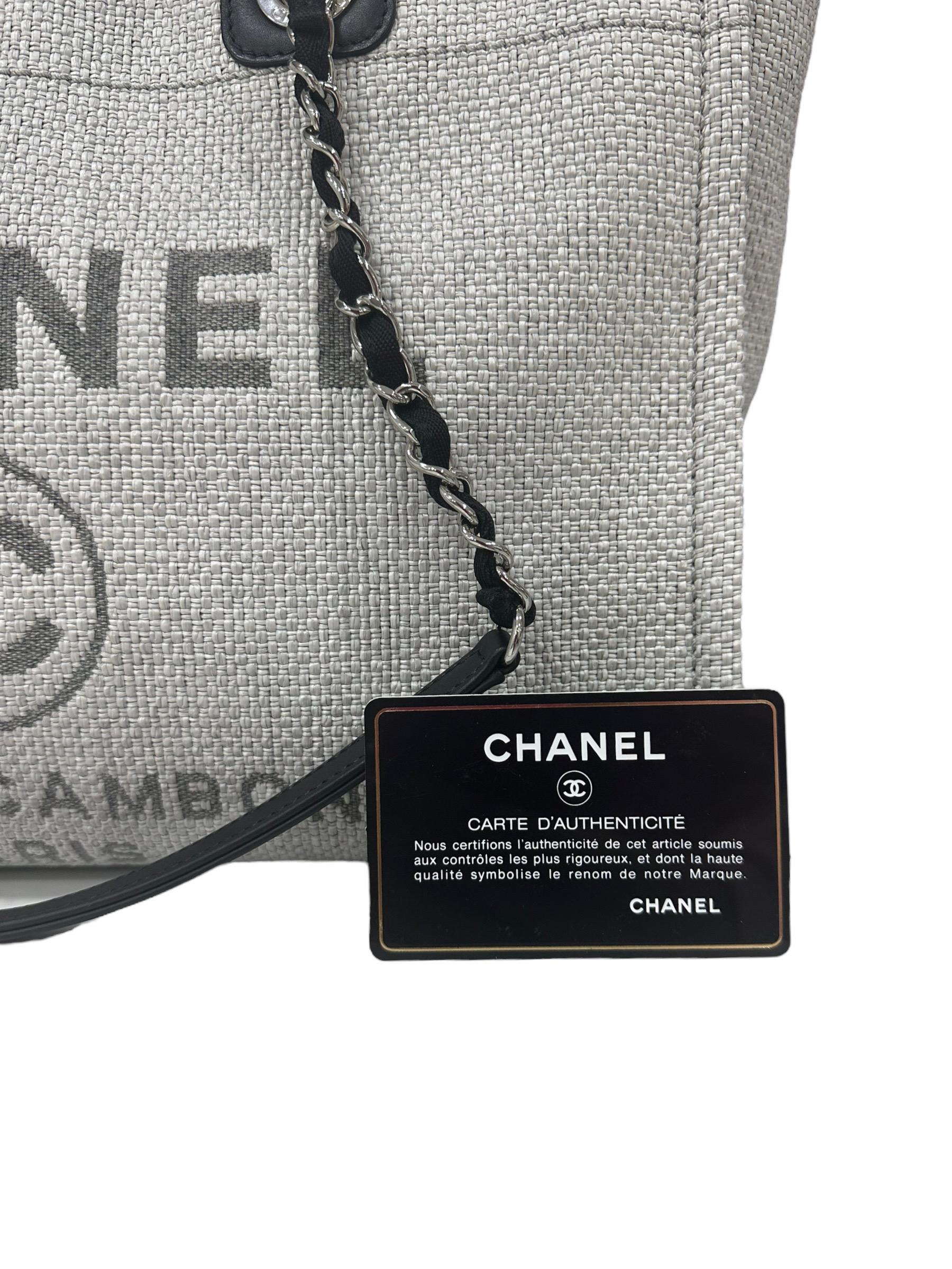 2017 Chanel Deauville Rafia Grigia e Nera Borsa a Spalla For Sale 14