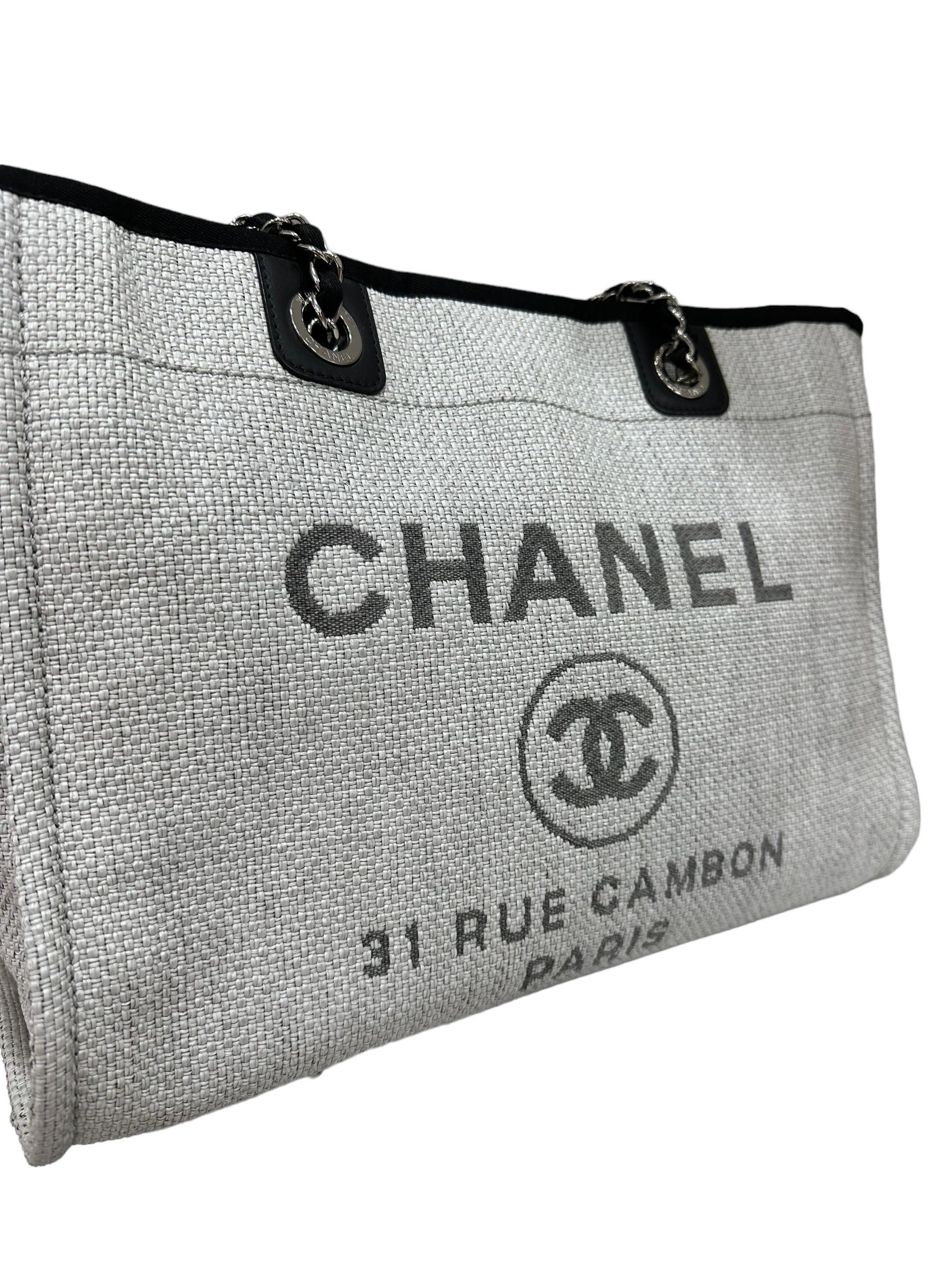2017 Chanel Deauville Rafia Grigia e Nera Borsa a Spalla For Sale 3