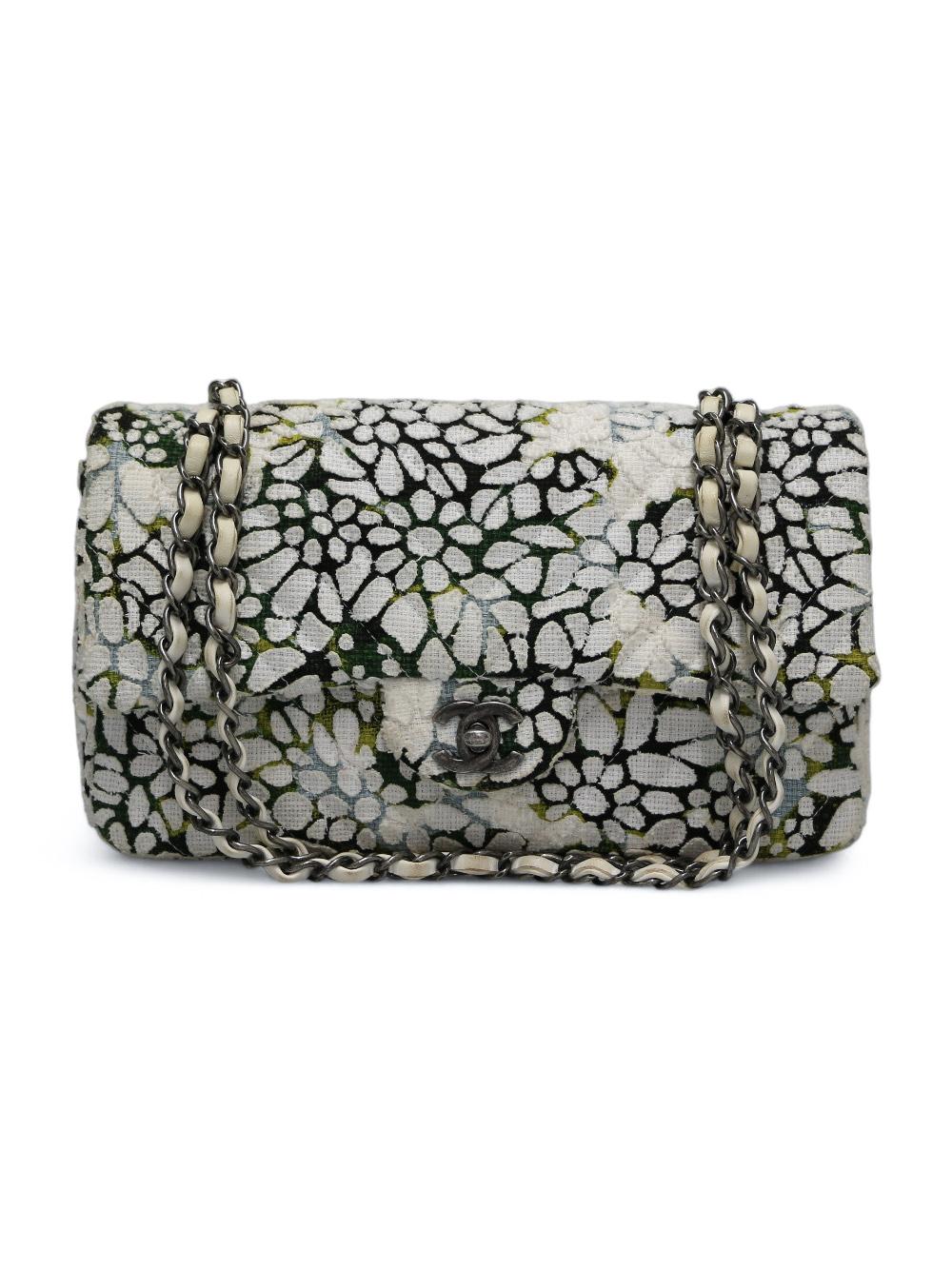 The perfect spring-Summer bag : Chanel medium double flap Timeless chevron bag CHANEL in white tweed with a multicolor floral pattern 
 Delivered in its original CHANEL dustbag.

Condition: very good
Made in France
Interior: white