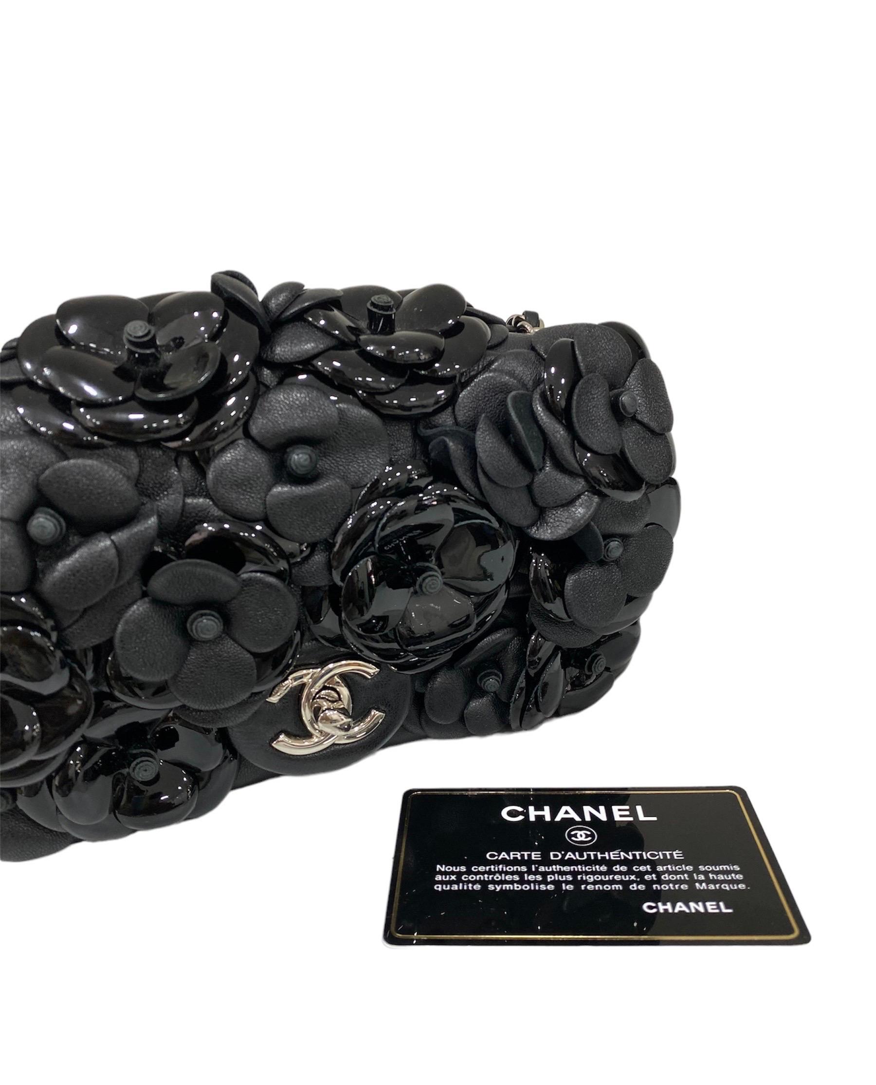 2017 Chanel Mini Camelia Black  Leather Shoulder Bag In Good Condition In Torre Del Greco, IT