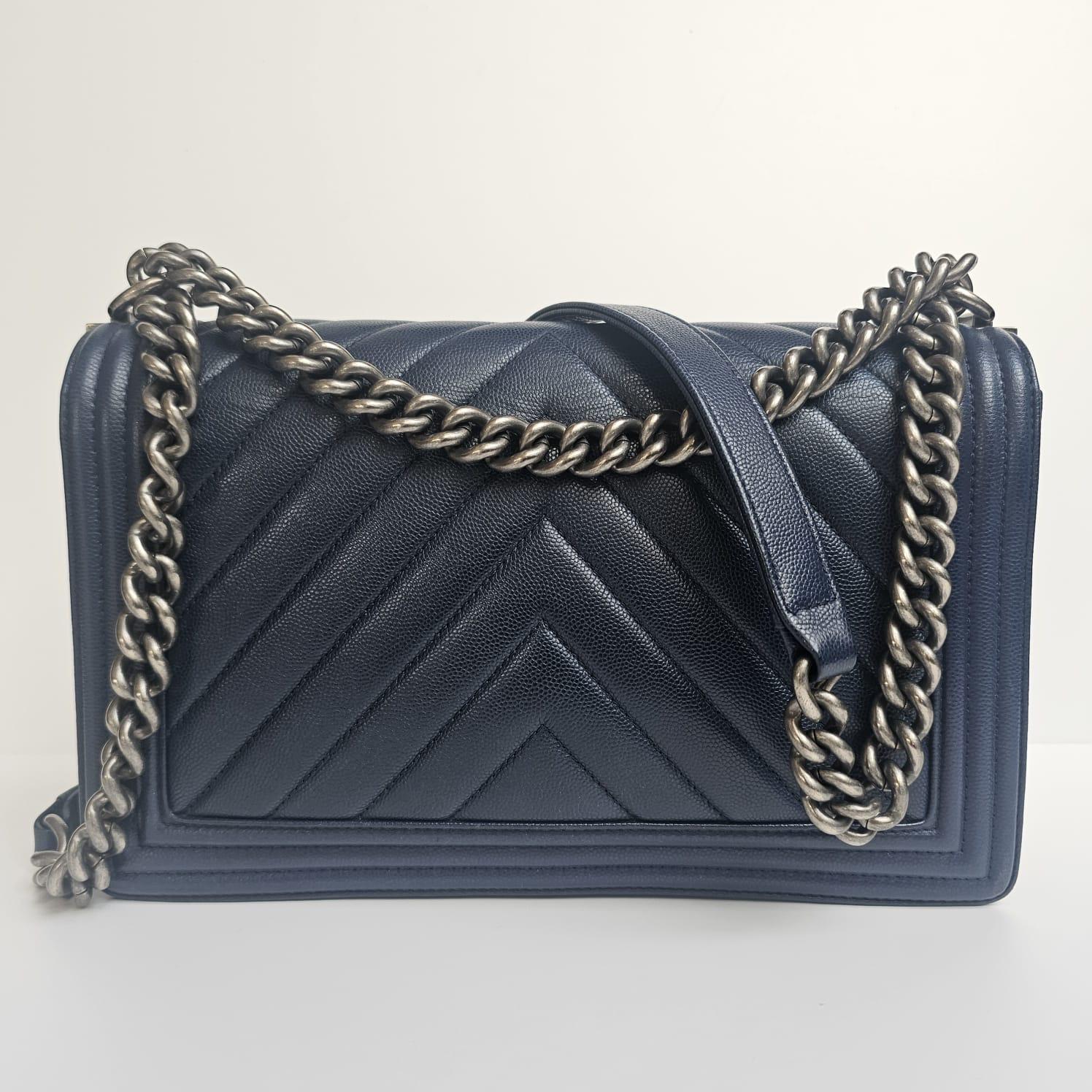 2017 Chanel Navy Caviar Chevron Quilted Medium Boy Bag in vendita 5
