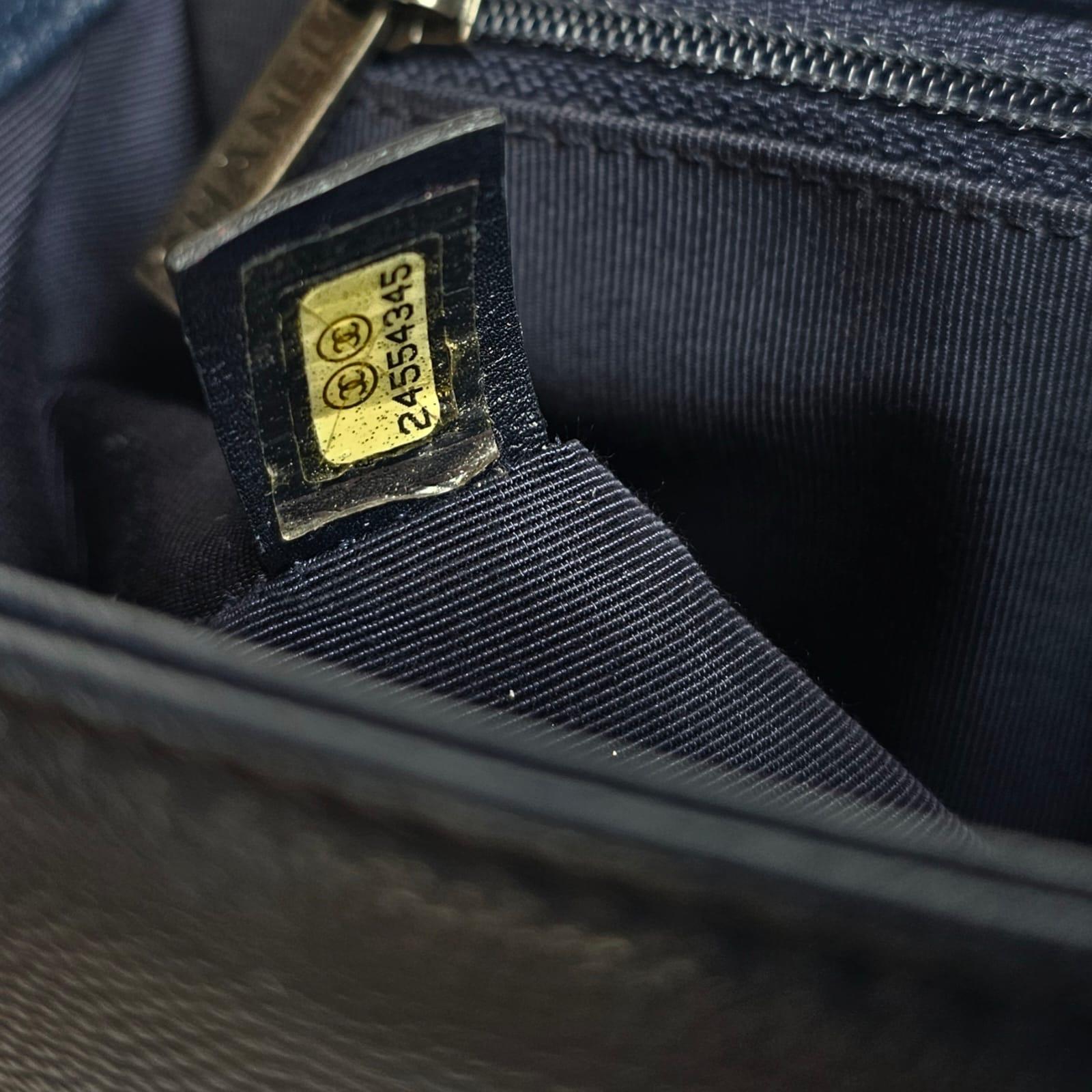 2017 Chanel Navy Caviar Chevron Quilted Medium Boy Bag in vendita 6