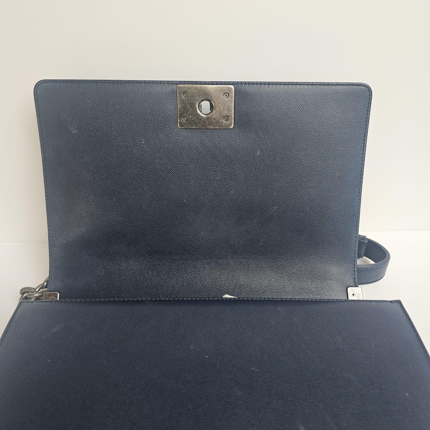 2017 Chanel Navy Caviar Chevron Quilted Medium Boy Bag in vendita 7
