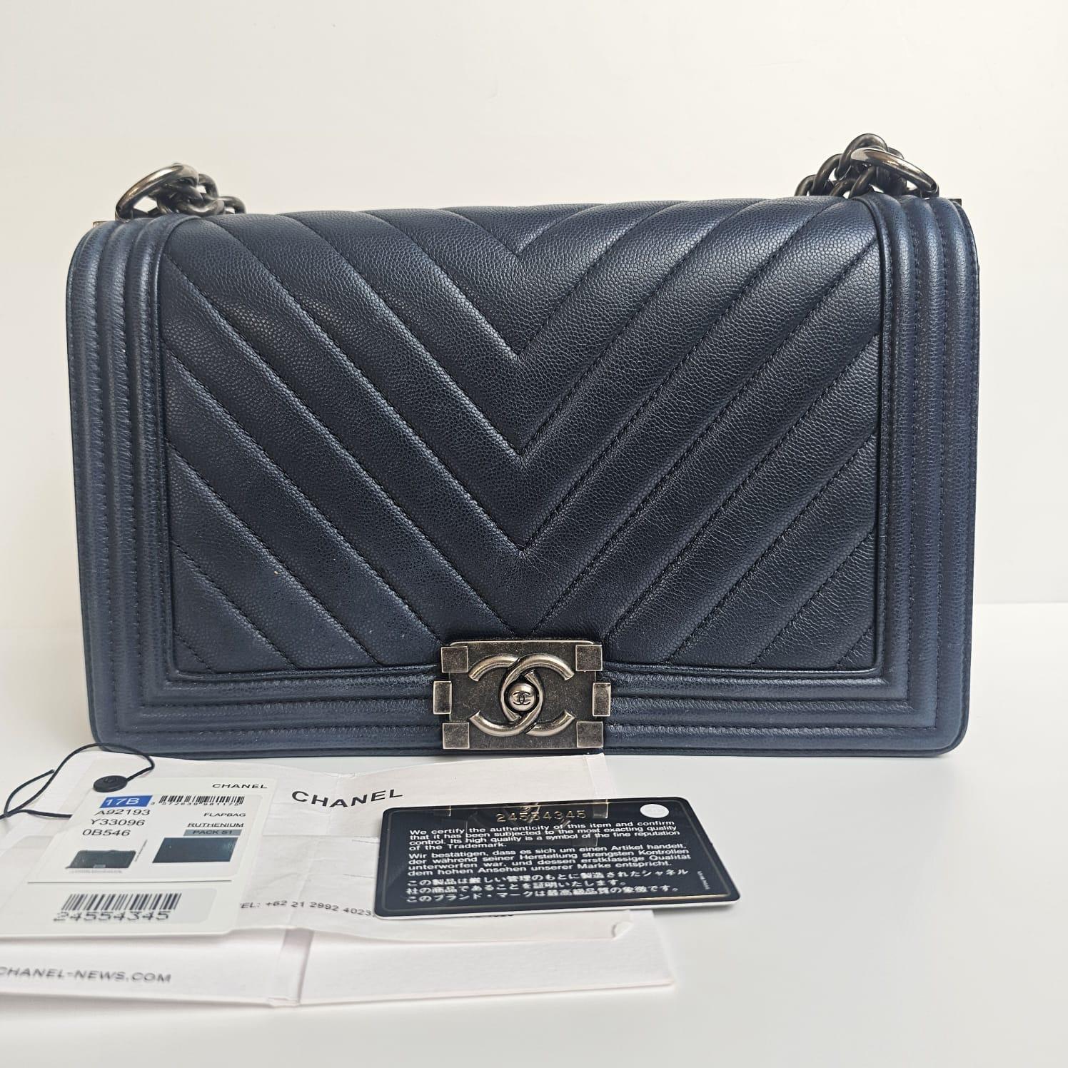 2017 Chanel Navy Caviar Chevron Quilted Medium Boy Bag in vendita 8