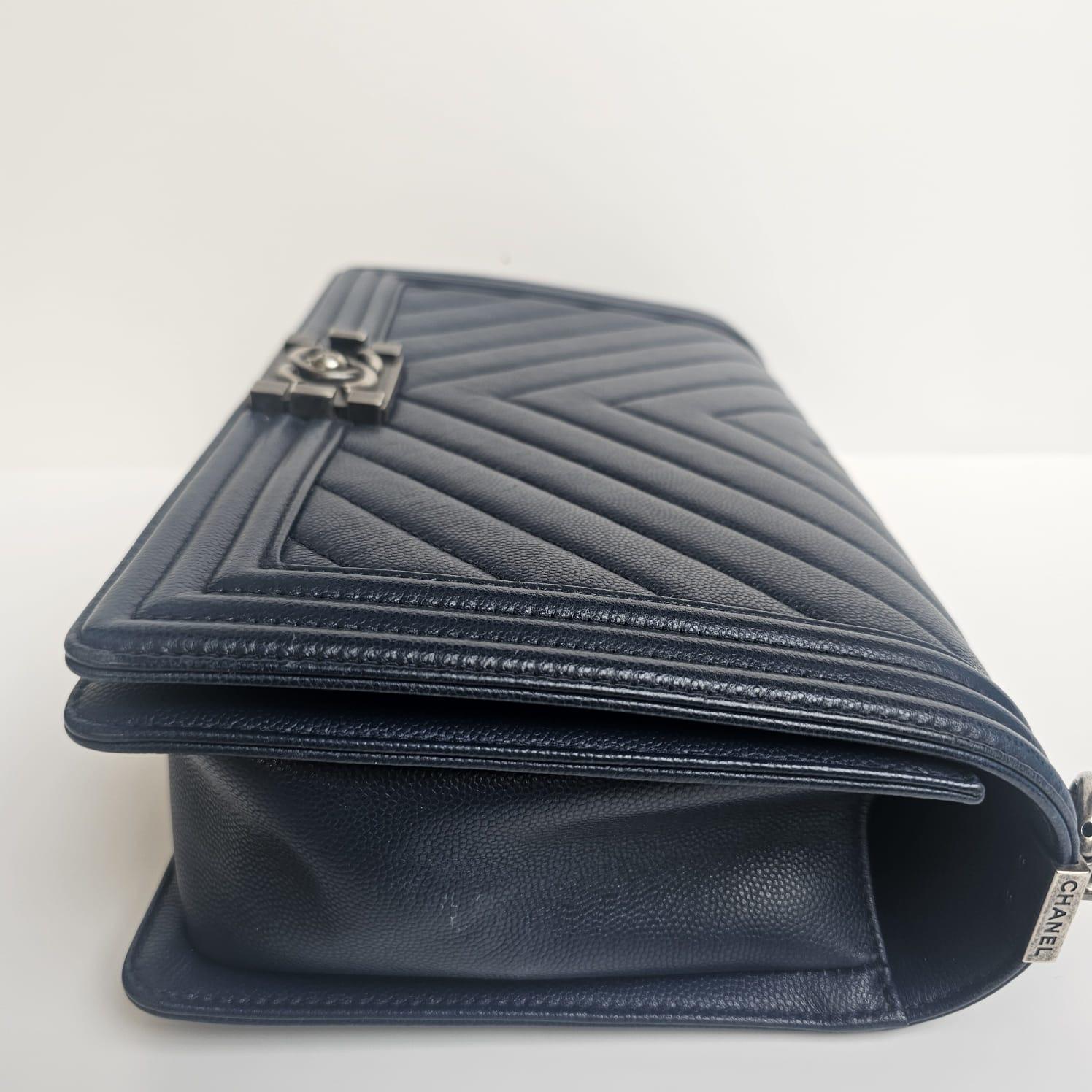 2017 Chanel Navy Caviar Chevron Quilted Medium Boy Bag in vendita 9