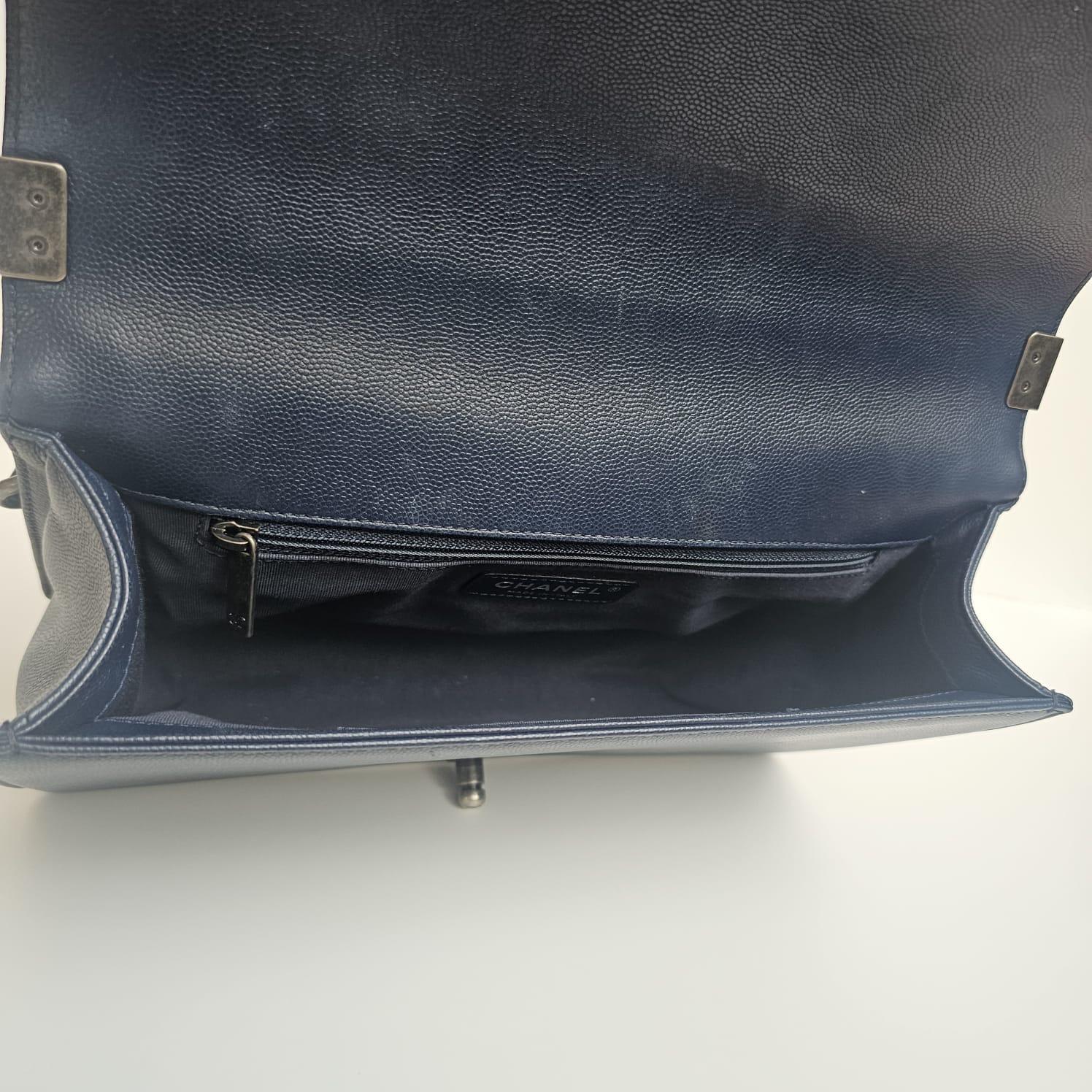 2017 Chanel Navy Caviar Chevron Quilted Medium Boy Bag in vendita 11