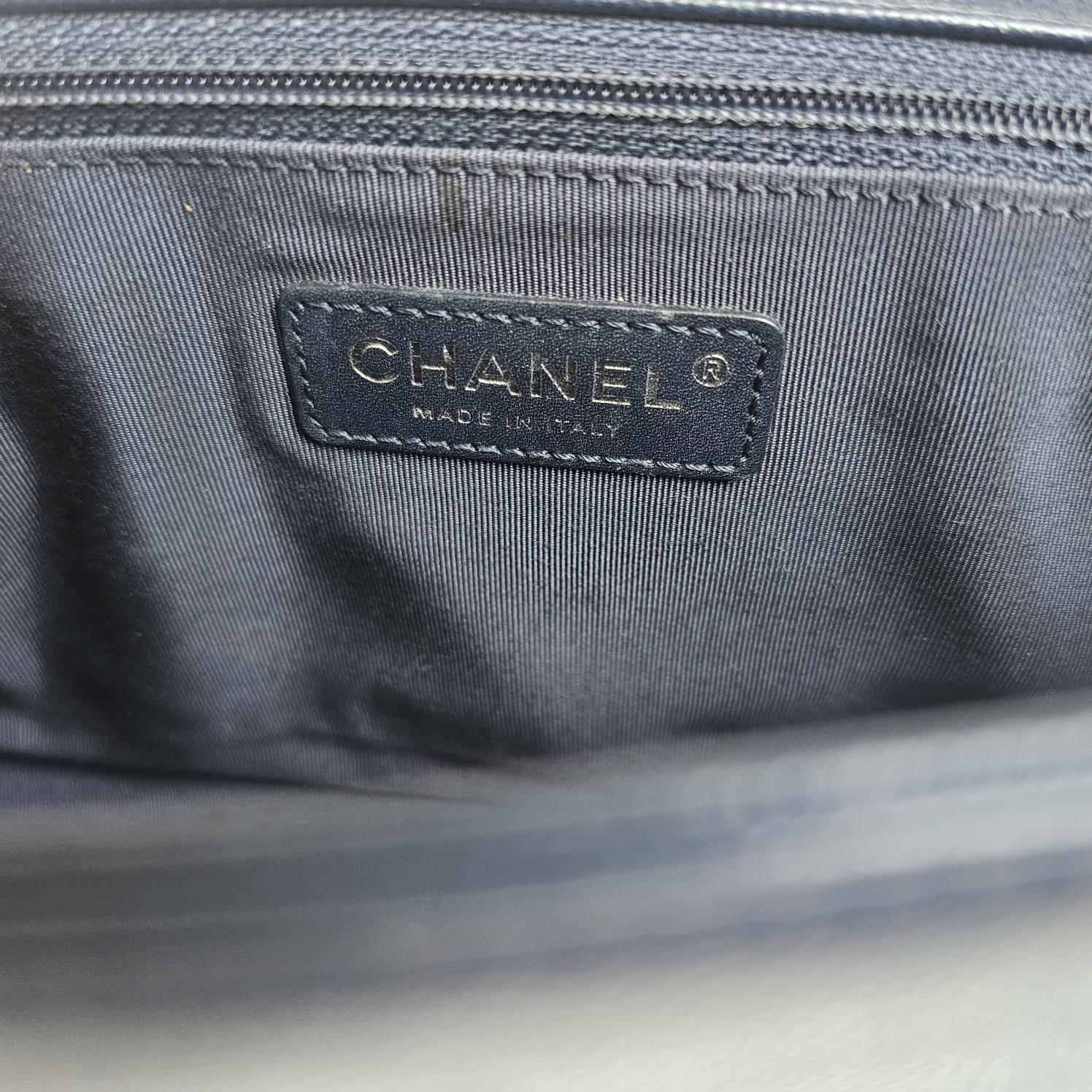 2017 Chanel Navy Caviar Chevron Quilted Medium Boy Bag in vendita 12