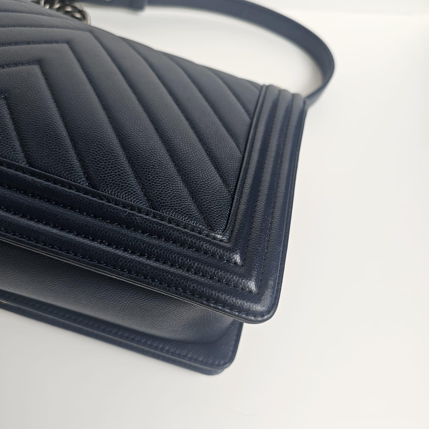 2017 Chanel Navy Caviar Chevron Quilted Medium Boy Bag in vendita 13