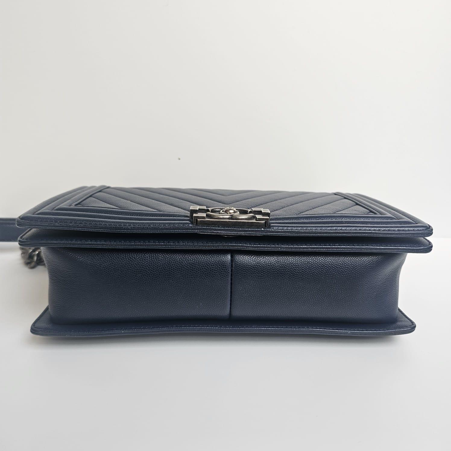 Chanel nuova borsa media in caviale marino con finiture in rutenio. Un classico pezzo facile da indossare. Il colore fresco perfetto da abbinare a qualsiasi cosa. Leggeri segni di macchie bianche su alcune aree della pelle e sulla fodera della