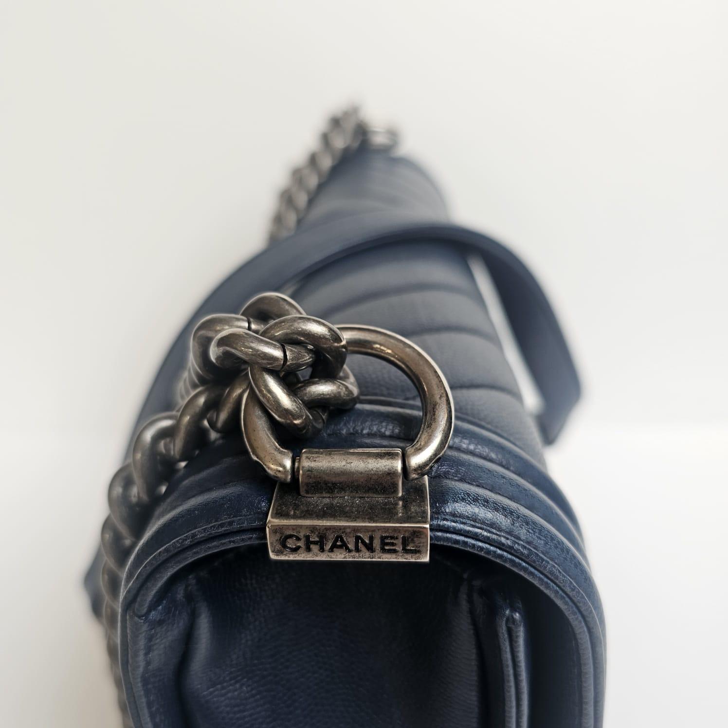 Nero 2017 Chanel Navy Caviar Chevron Quilted Medium Boy Bag in vendita