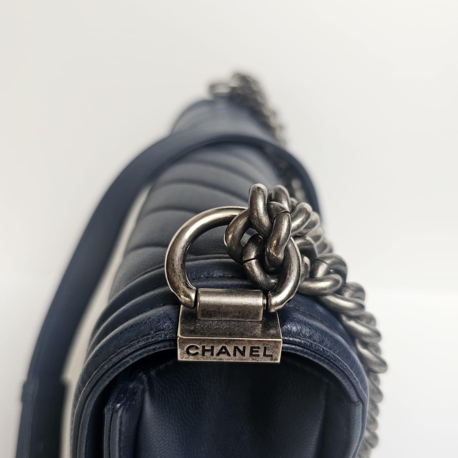 da uomo o donna 2017 Chanel Navy Caviar Chevron Quilted Medium Boy Bag in vendita