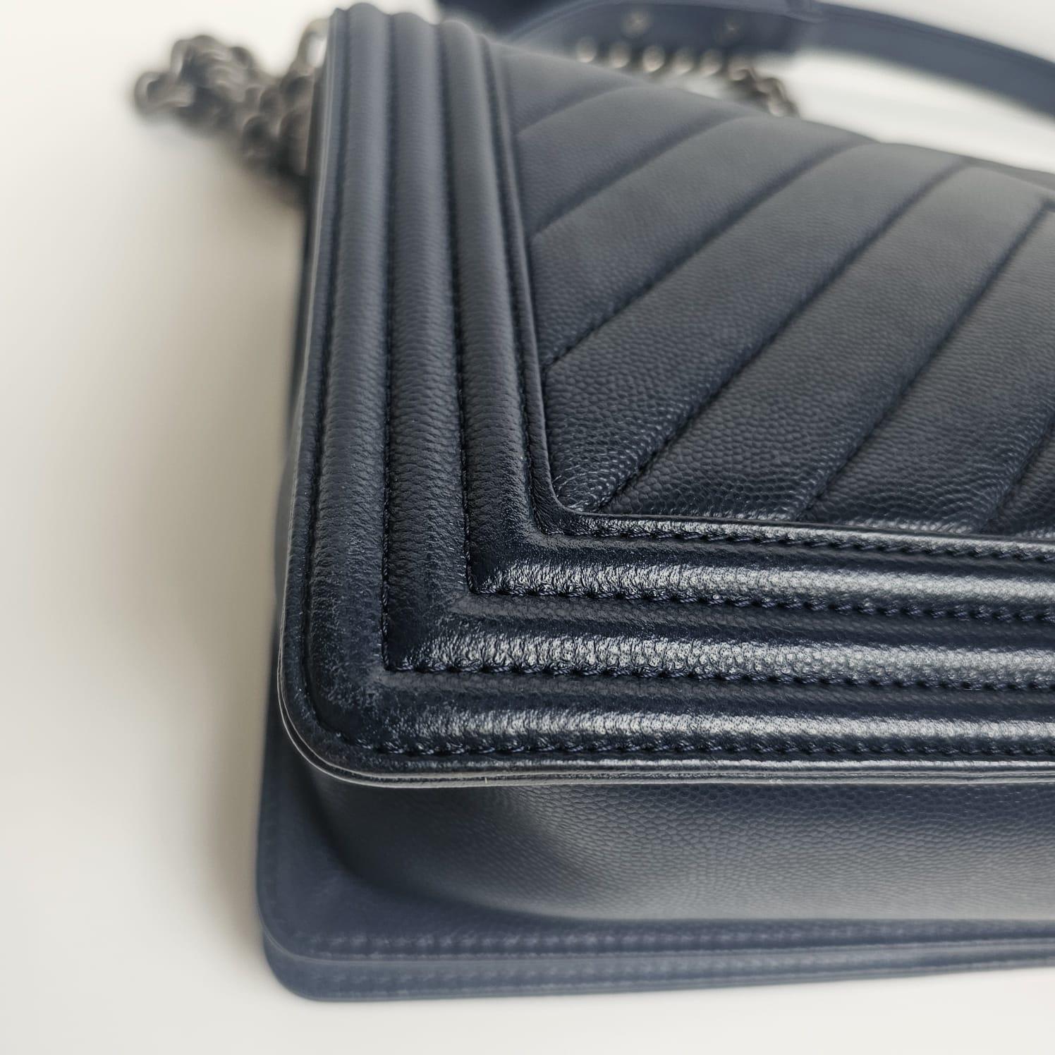 2017 Chanel Navy Caviar Chevron Quilted Medium Boy Bag in vendita 1