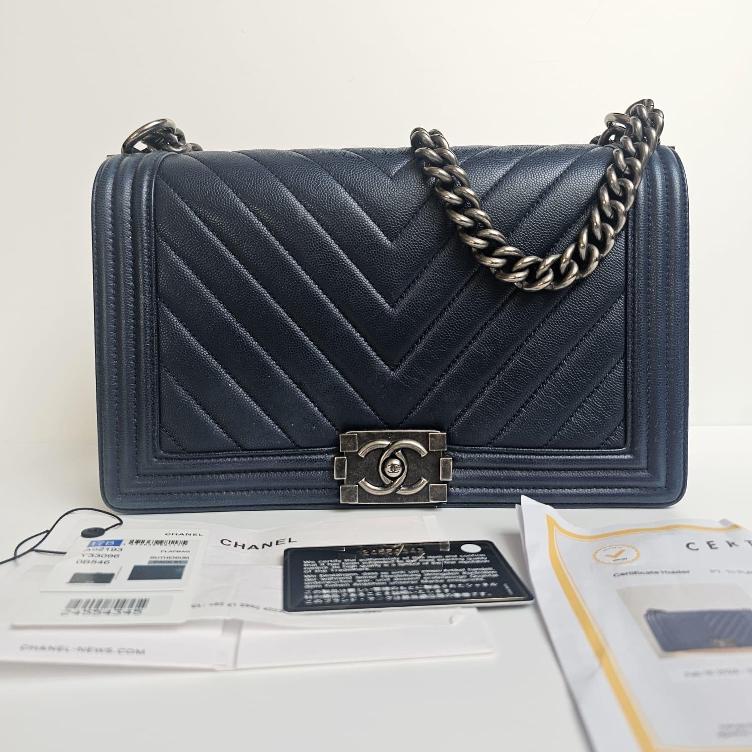 2017 Chanel Navy Caviar Chevron Quilted Medium Boy Bag in vendita 2