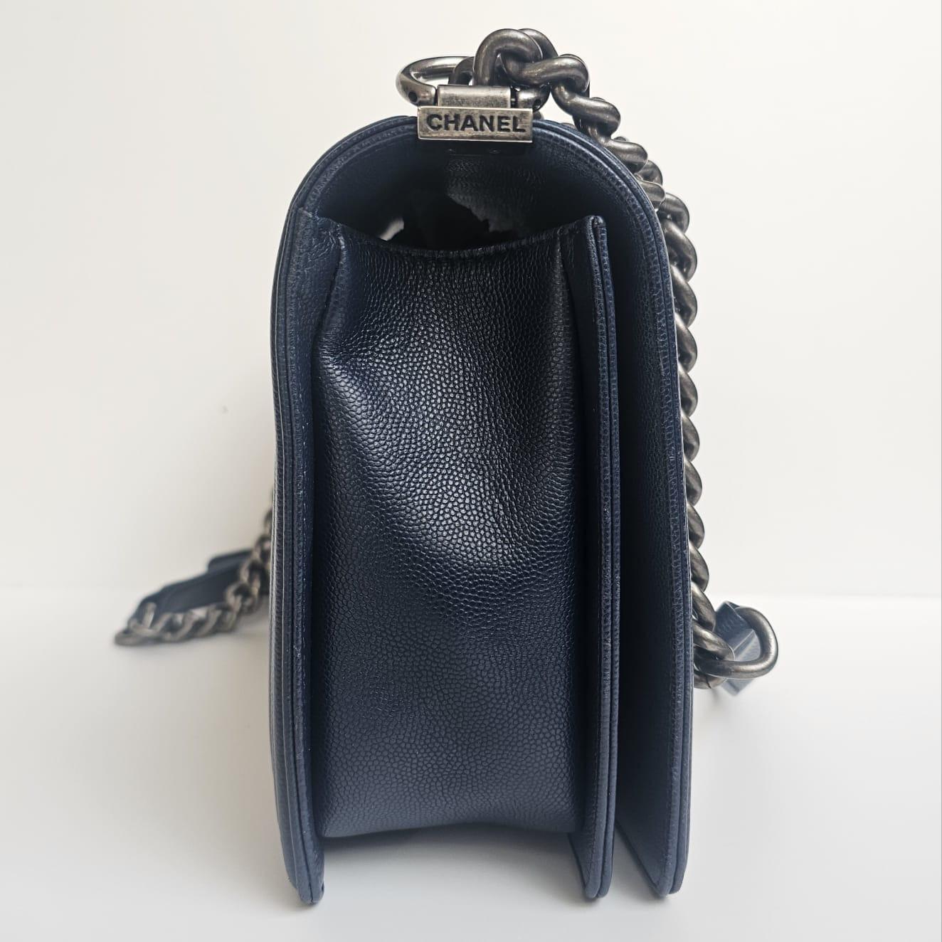 2017 Chanel Navy Caviar Chevron Quilted Medium Boy Bag in vendita 3