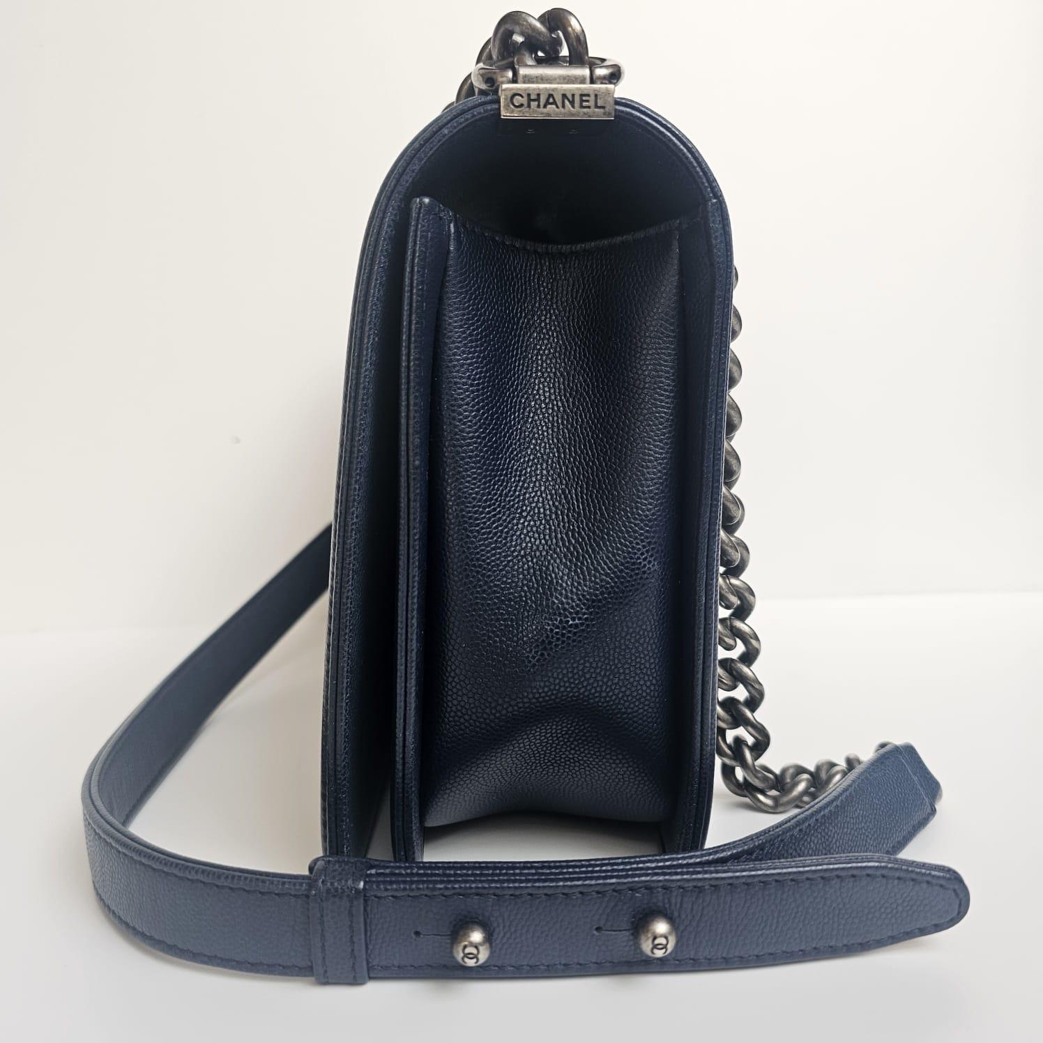 2017 Chanel Navy Caviar Chevron Quilted Medium Boy Bag in vendita 4