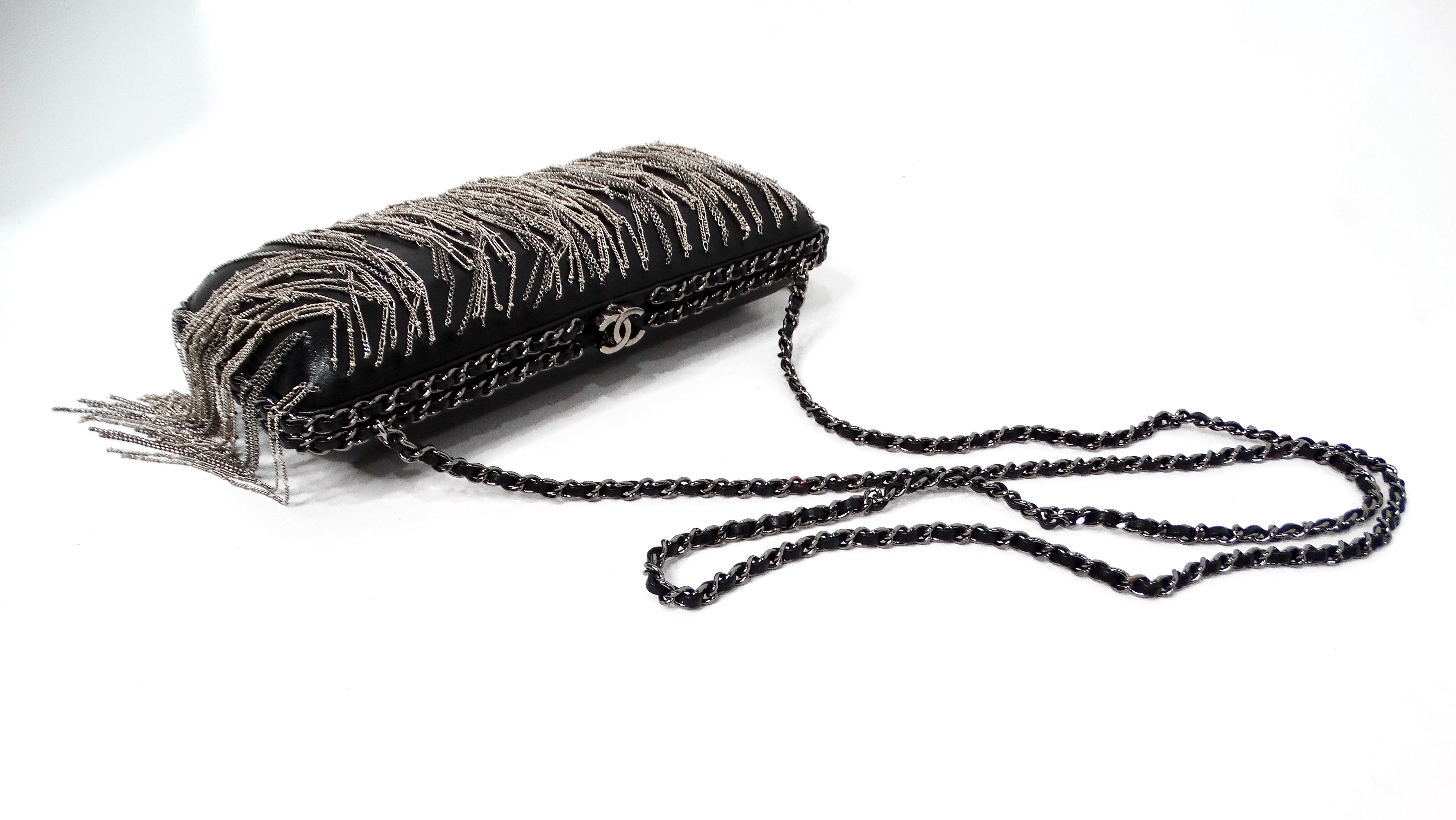 Diese auffällige Chanel Clutch wurde 2017 gefertigt und verkörpert die zeitlose Eleganz der Marke mit einem modernen Touch. Die Außenseite ist aus luxuriösem schwarzem Lammleder gefertigt, das sich weich und geschmeidig anfühlt. Im Mittelpunkt