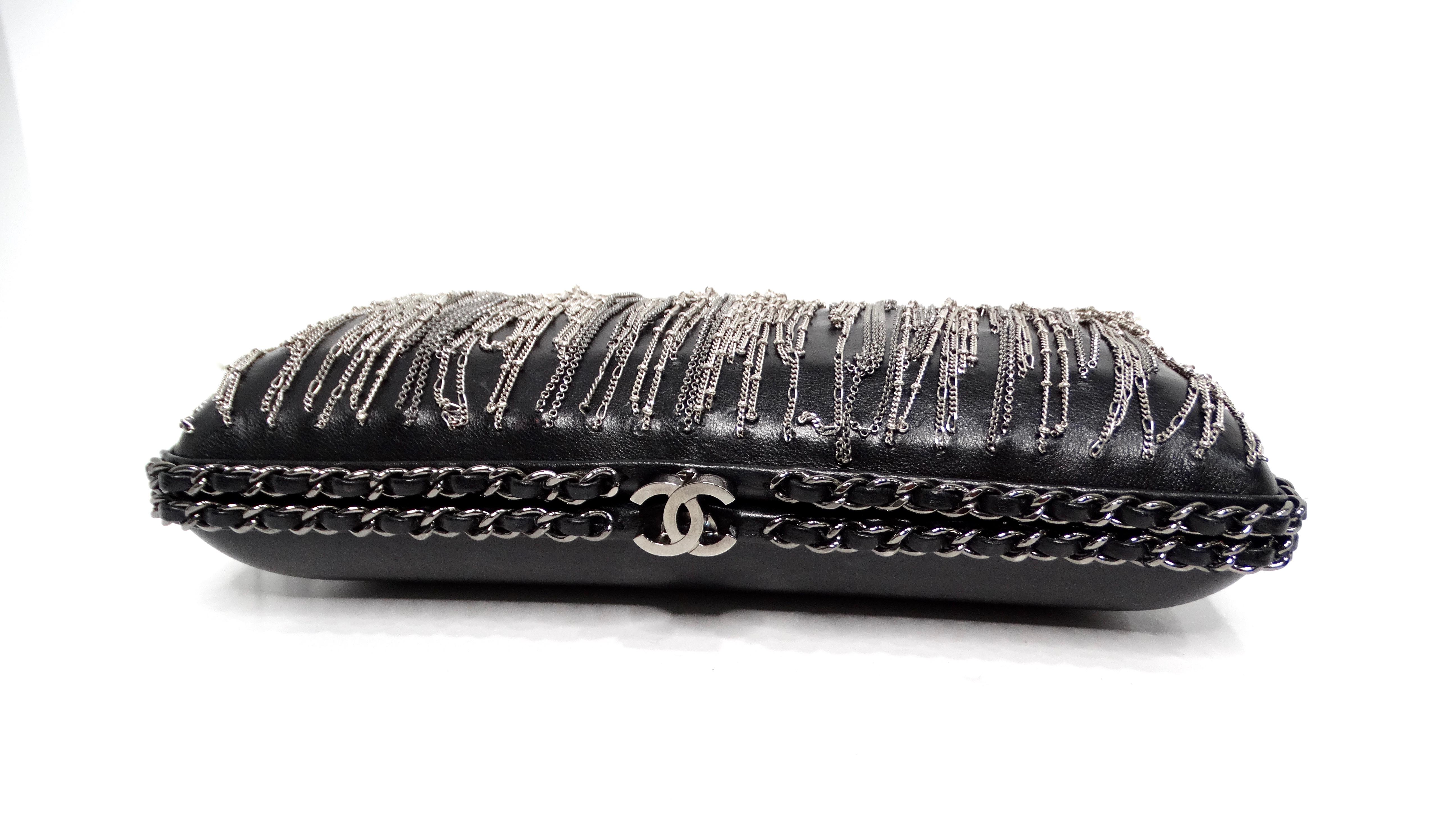2017 Chanel Silberfarbene Fransen Schwarze Lammfell Leder Clutch mit Kette im Zustand „Gut“ im Angebot in Scottsdale, AZ