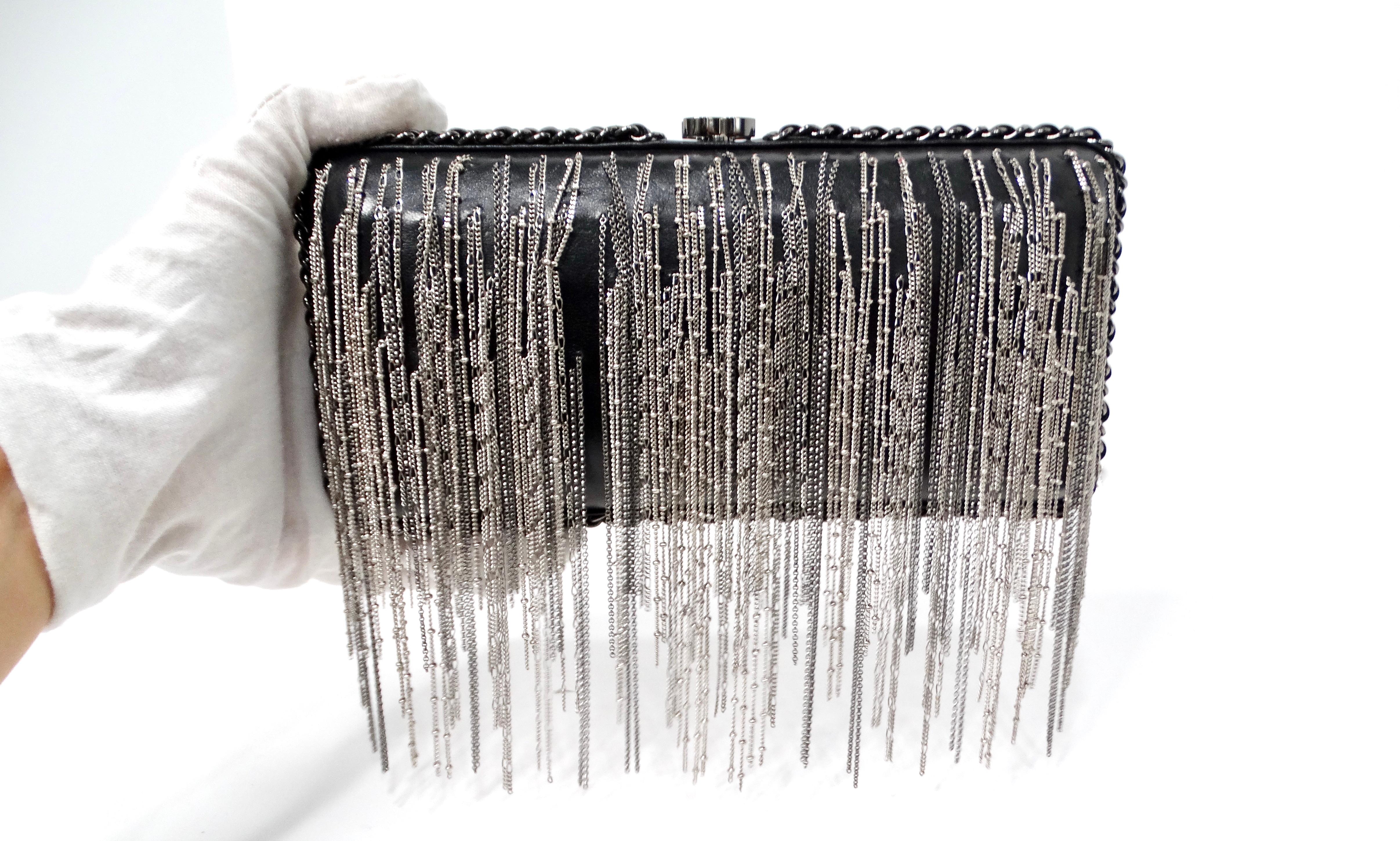 2017 Chanel Silberfarbene Fransen Schwarze Lammfell Leder Clutch mit Kette Damen im Angebot