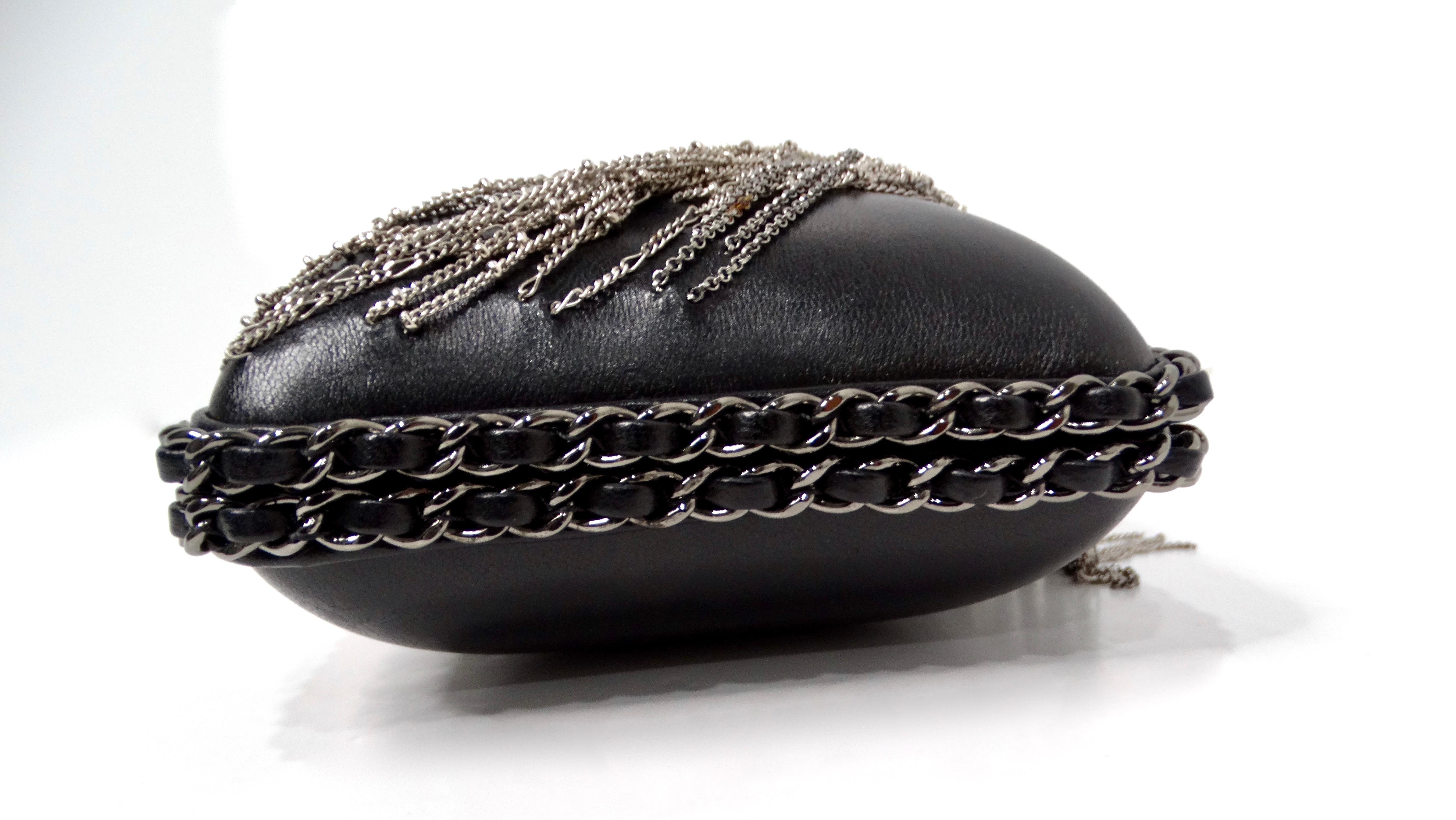 2017 Chanel Silberfarbene Fransen Schwarze Lammfell Leder Clutch mit Kette im Angebot 1