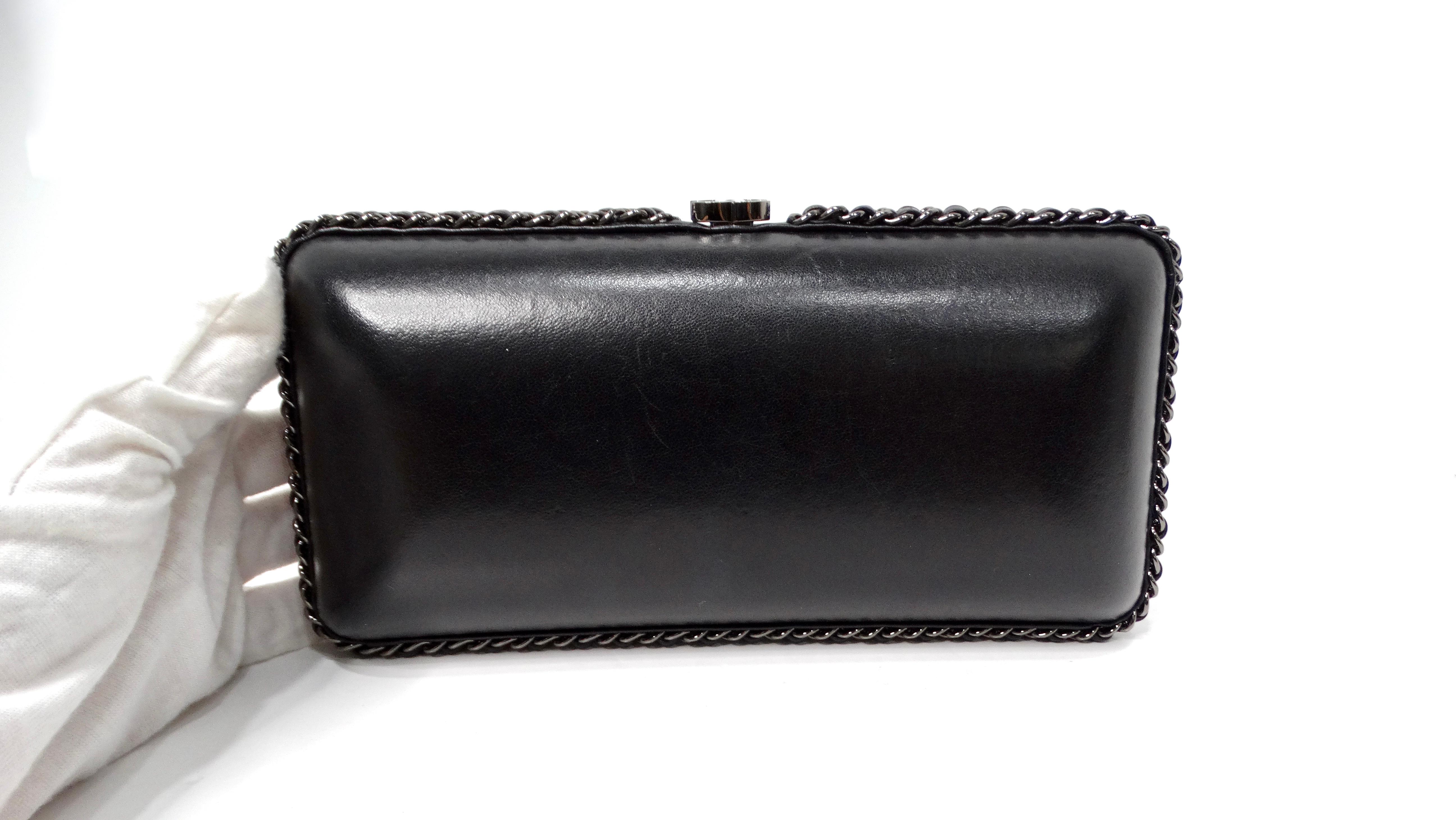 2017 Chanel Silberfarbene Fransen Schwarze Lammfell Leder Clutch mit Kette im Angebot 2