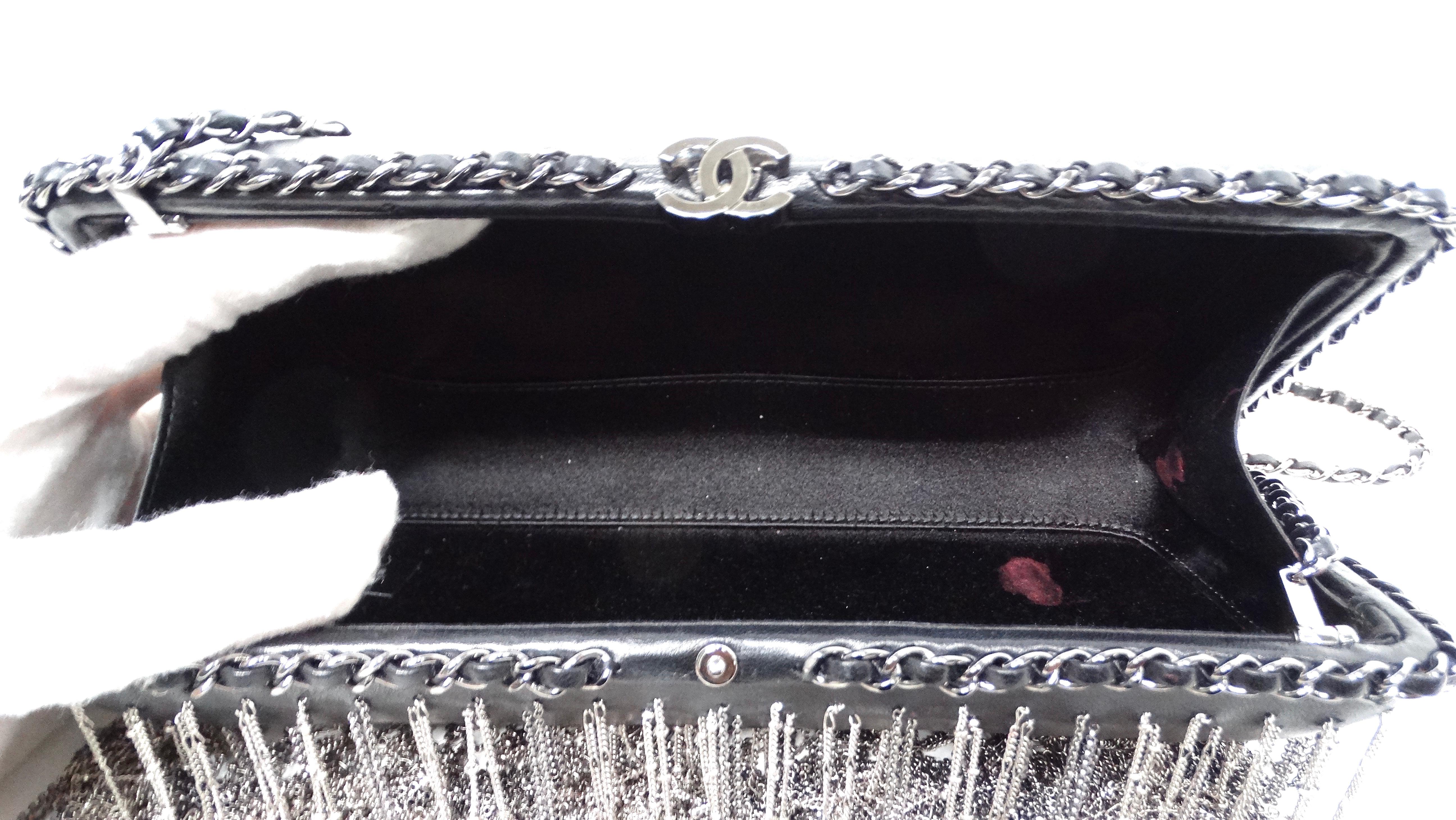 2017 Chanel Silberfarbene Fransen Schwarze Lammfell Leder Clutch mit Kette im Angebot 3