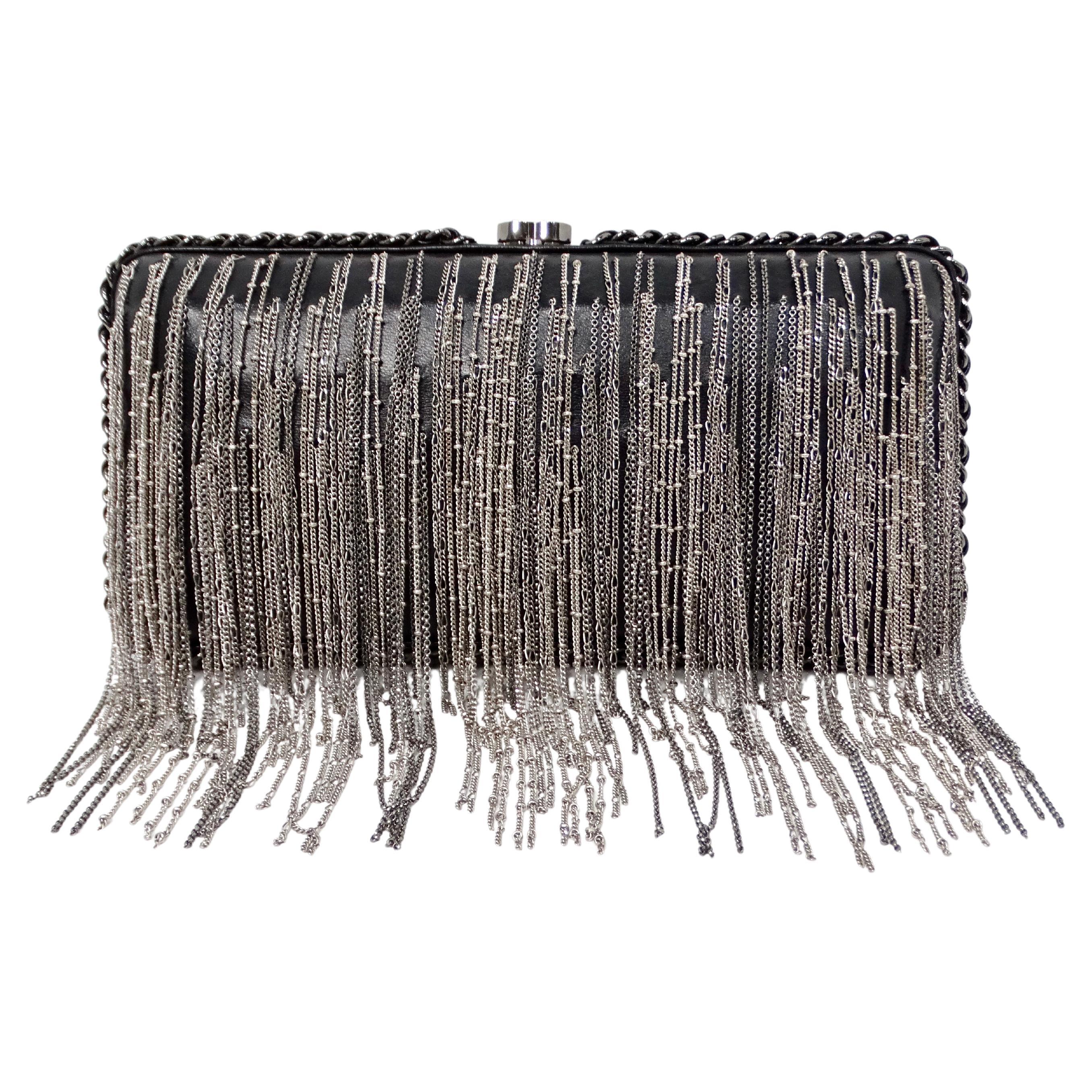 2017 Chanel Silberfarbene Fransen Schwarze Lammfell Leder Clutch mit Kette im Angebot