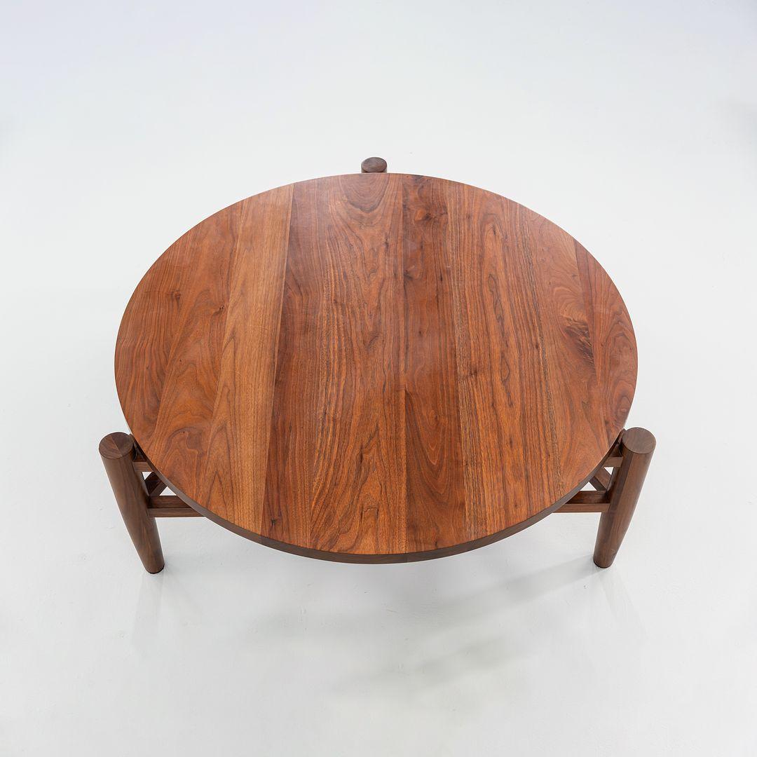 2017 De La Espada of Portugal 434 Table basse Luna en noyer huilé danois 42in en vente 4
