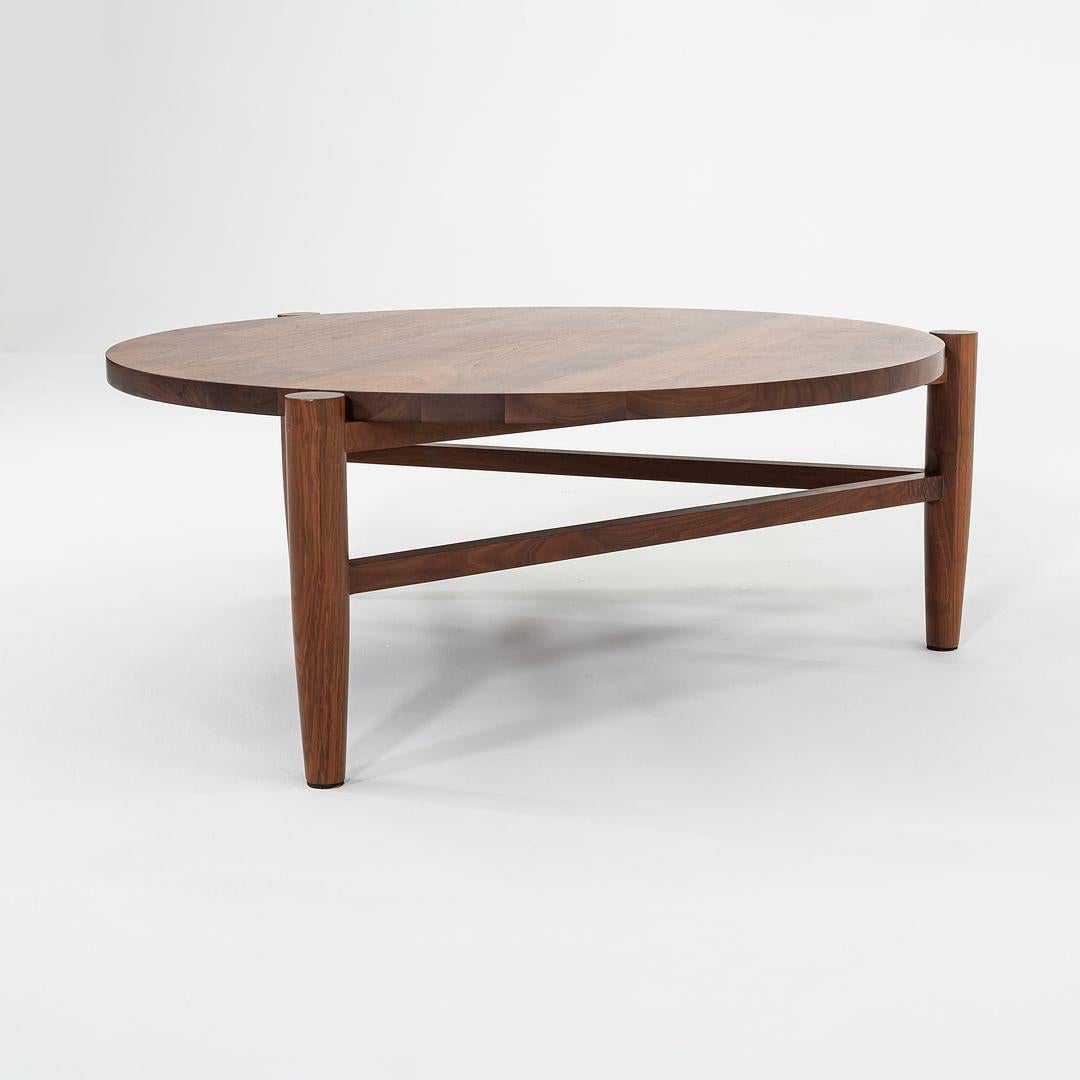 Il s'agit d'une substantielle table basse 434 Luna en noyer américain noir huilé au Danemark, fabriquée à la main par les maîtres artisans de De La Espada au Portugal en 2017. La pièce a un grand plateau en planches rondes et présente un assemblage