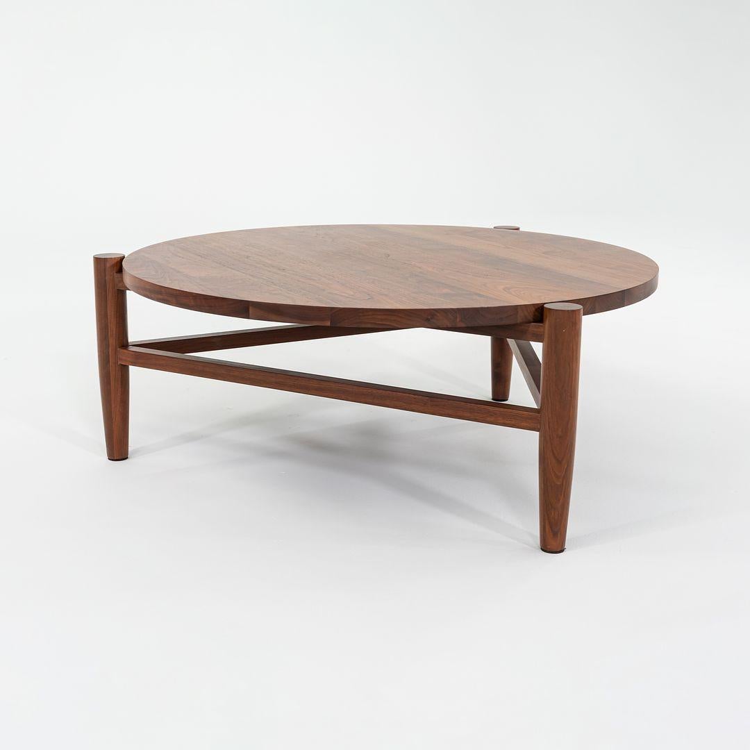 Moderne 2017 De La Espada of Portugal 434 Table basse Luna en noyer huilé danois 42in en vente