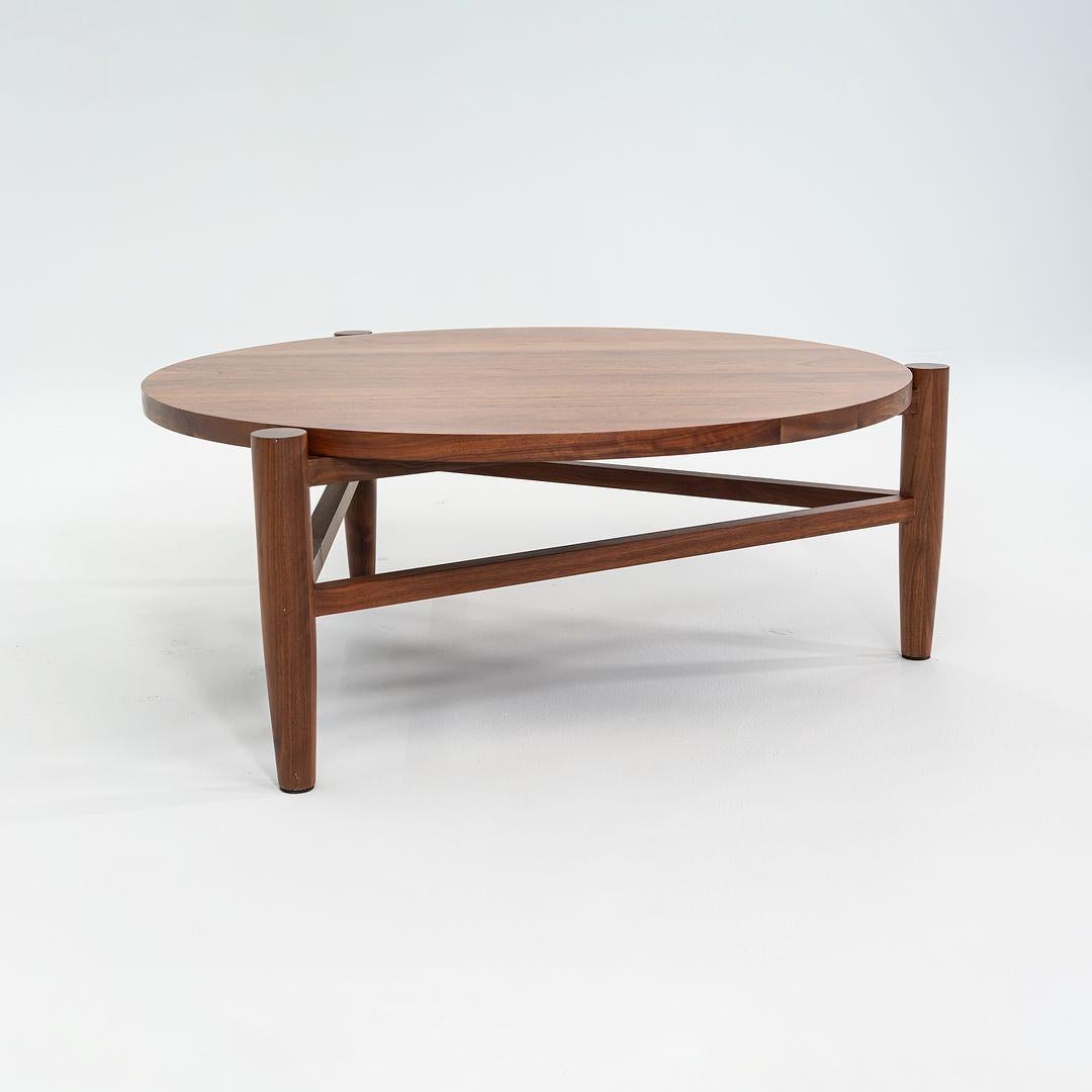 Portugais 2017 De La Espada of Portugal 434 Table basse Luna en noyer huilé danois 42in en vente