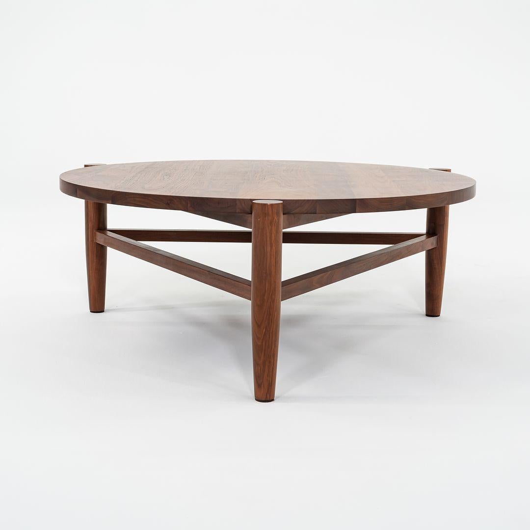XXIe siècle et contemporain 2017 De La Espada of Portugal 434 Table basse Luna en noyer huilé danois 42in en vente