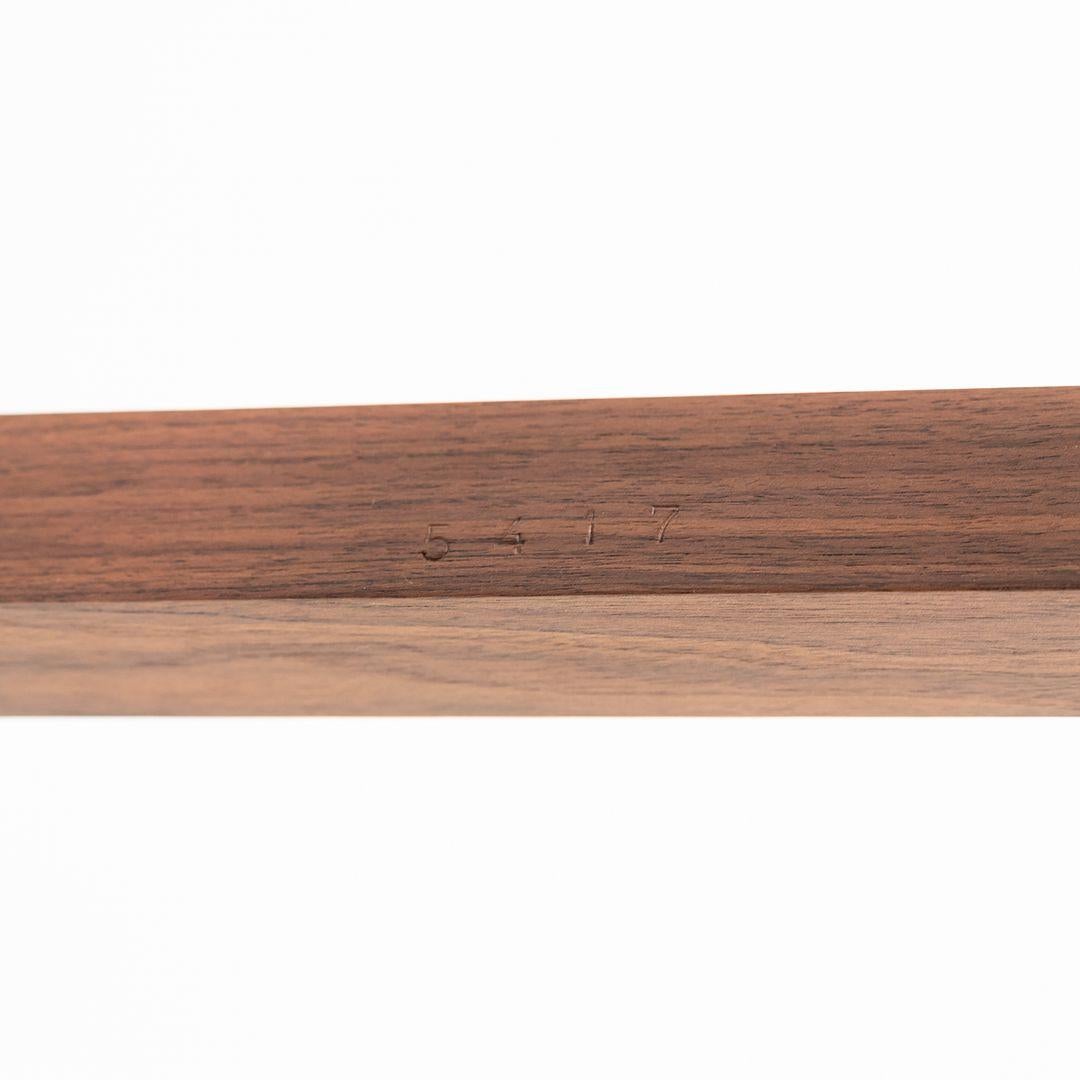 Noyer 2017 De La Espada of Portugal 434 Table basse Luna en noyer huilé danois 42in en vente