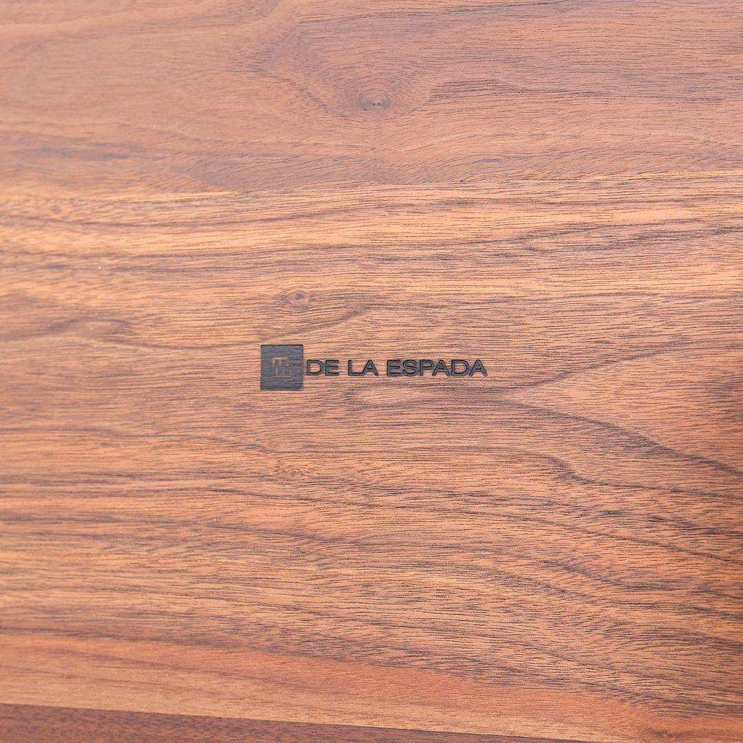 2017 De La Espada of Portugal 434 Table basse Luna en noyer huilé danois 42in en vente 1