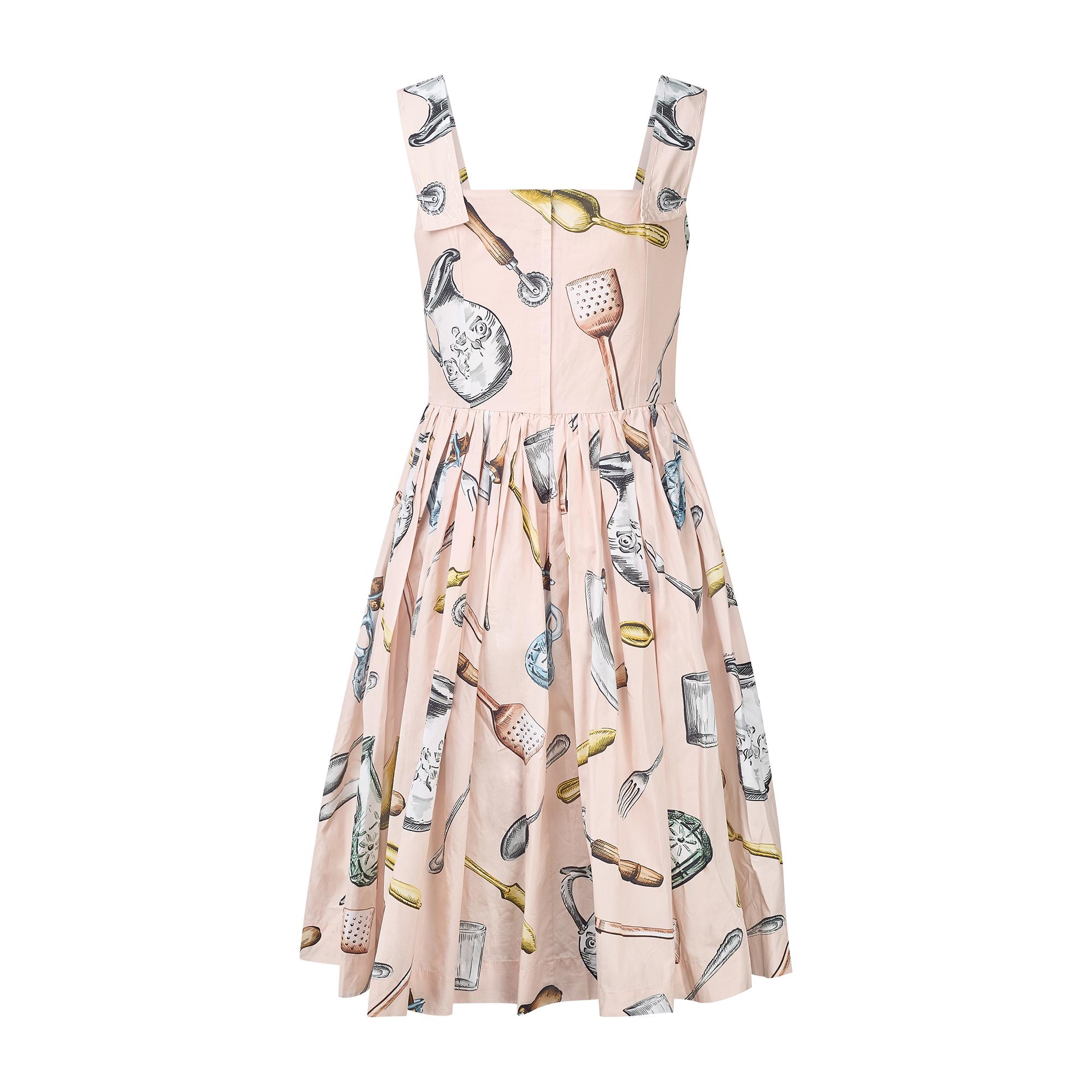 2017 Dolce & Gabbana Neuartiges Kleid mit Küchendruck und aufwendigen Knöpfen (Beige) im Angebot