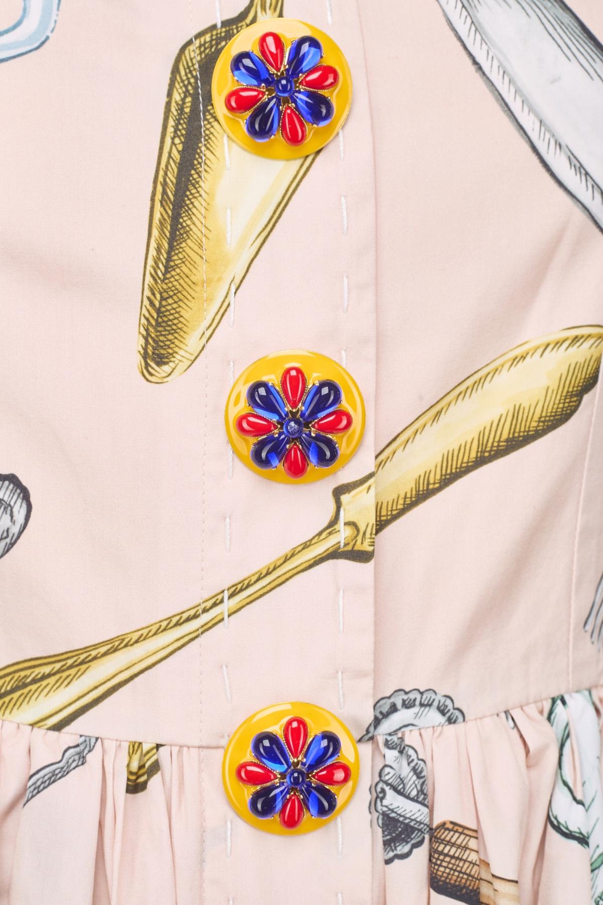 2017 Dolce & Gabbana Neuartiges Kleid mit Küchendruck und aufwendigen Knöpfen im Zustand „Gut“ im Angebot in London, GB