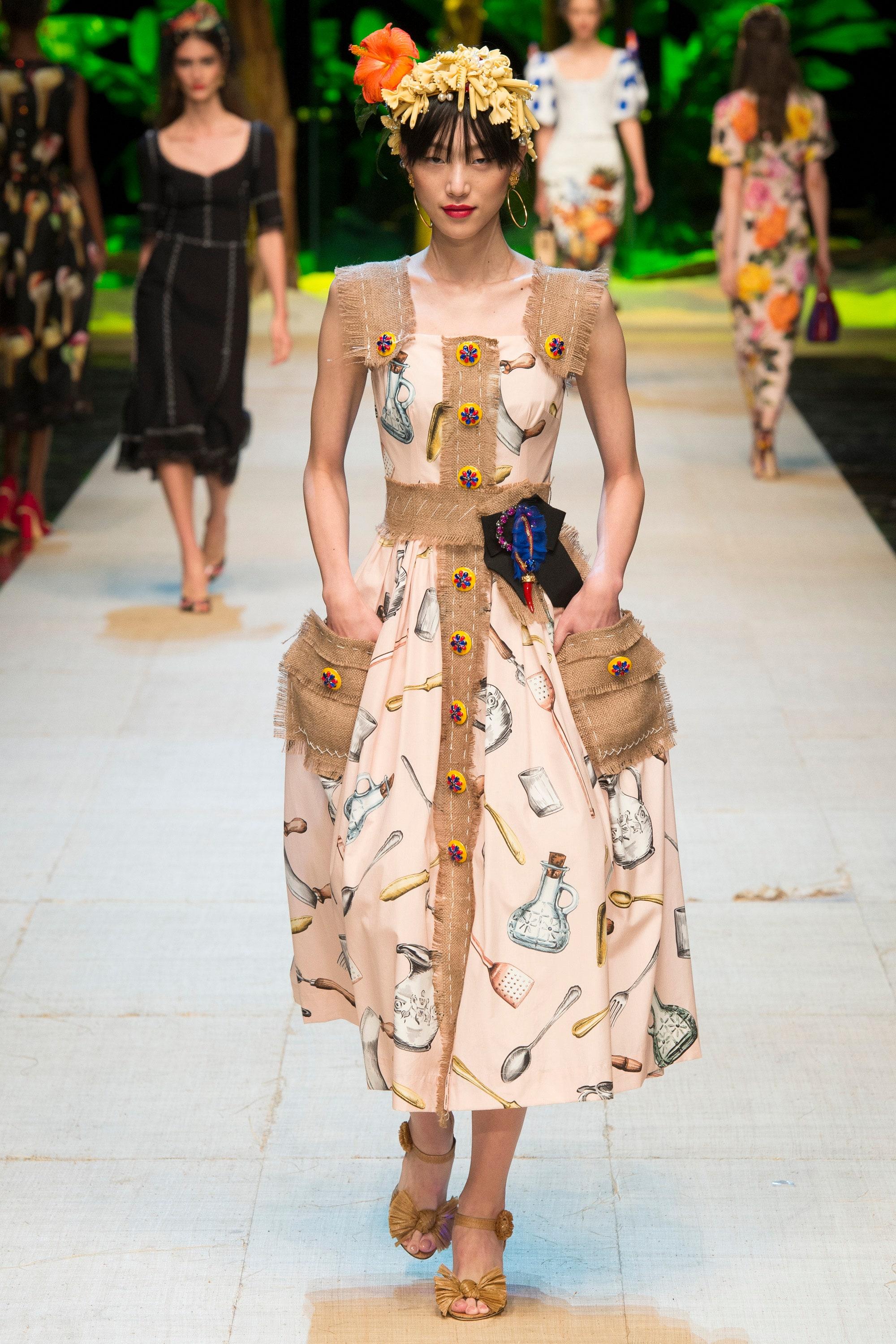 2017 Dolce & Gabbana Neuartiges Kleid mit Küchendruck und aufwendigen Knöpfen Damen im Angebot