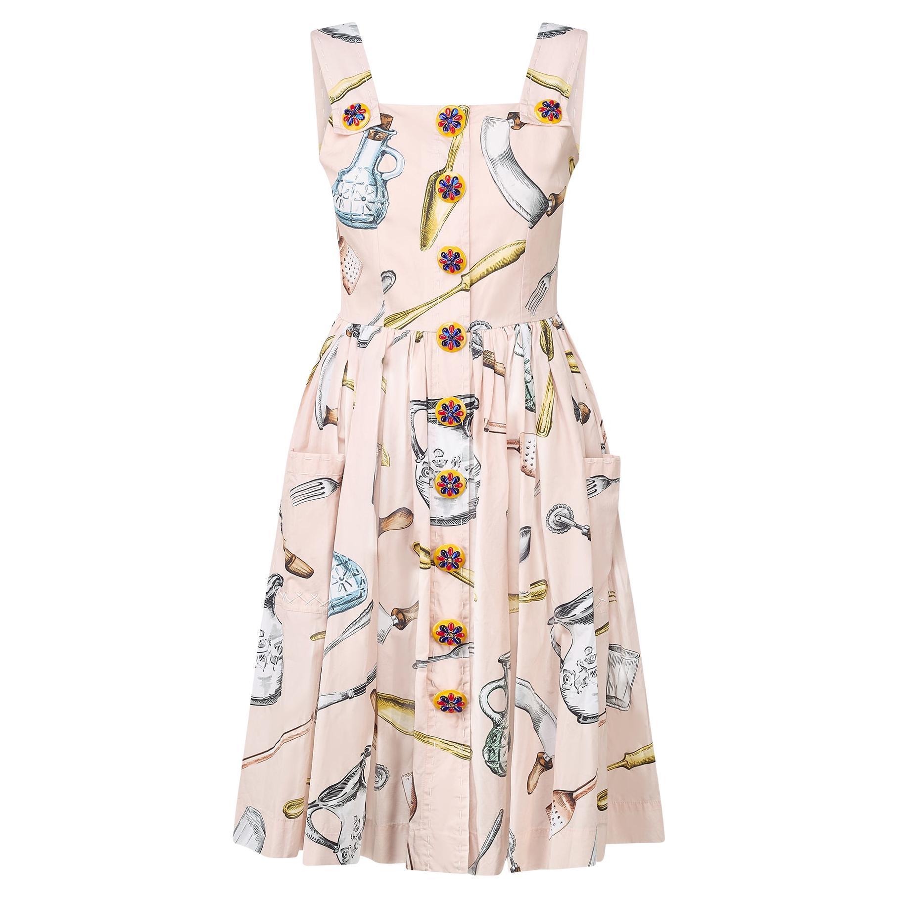 2017 Dolce & Gabbana Neuartiges Kleid mit Küchendruck und aufwendigen Knöpfen im Angebot