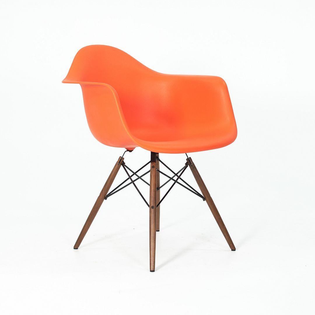 2017 Eames Herman Miller DAW Orange Plastic Shell Chair mit Walnuss-Dübelfuß im Angebot 3
