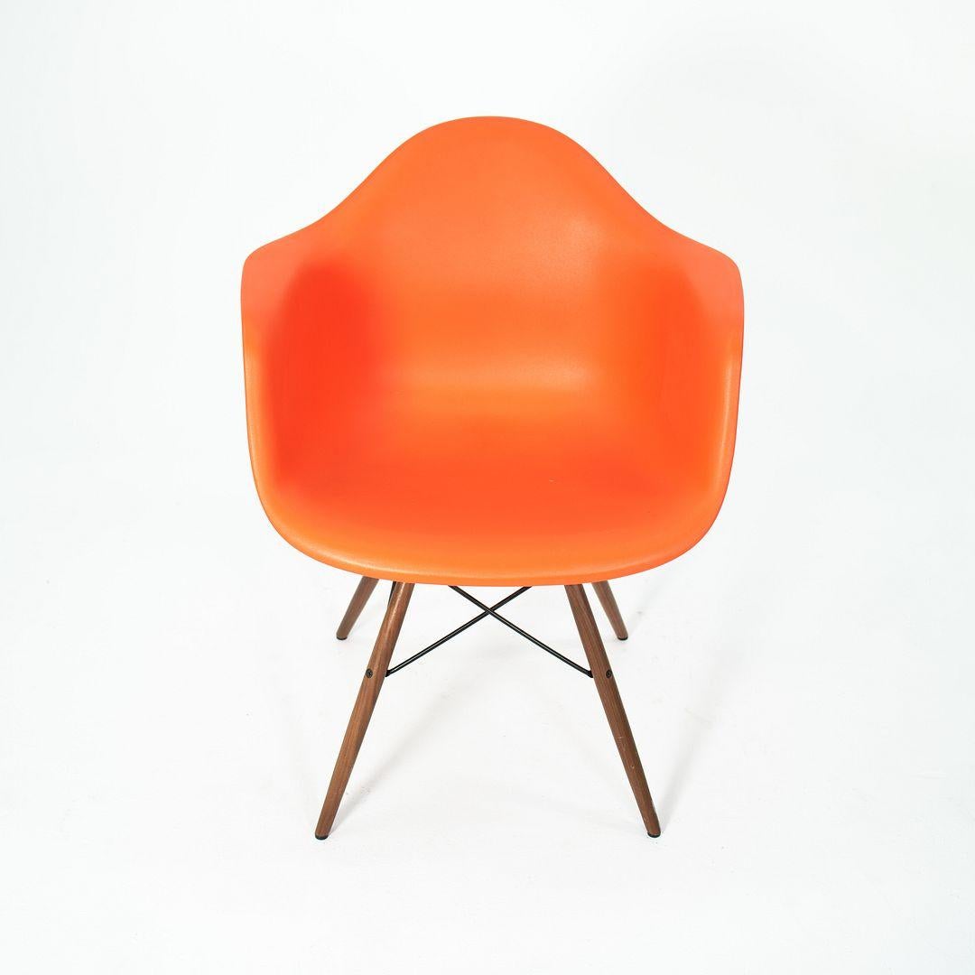 2017 Eames Herman Miller DAW Orange Plastic Shell Chair mit Walnuss-Dübelfuß im Angebot 4