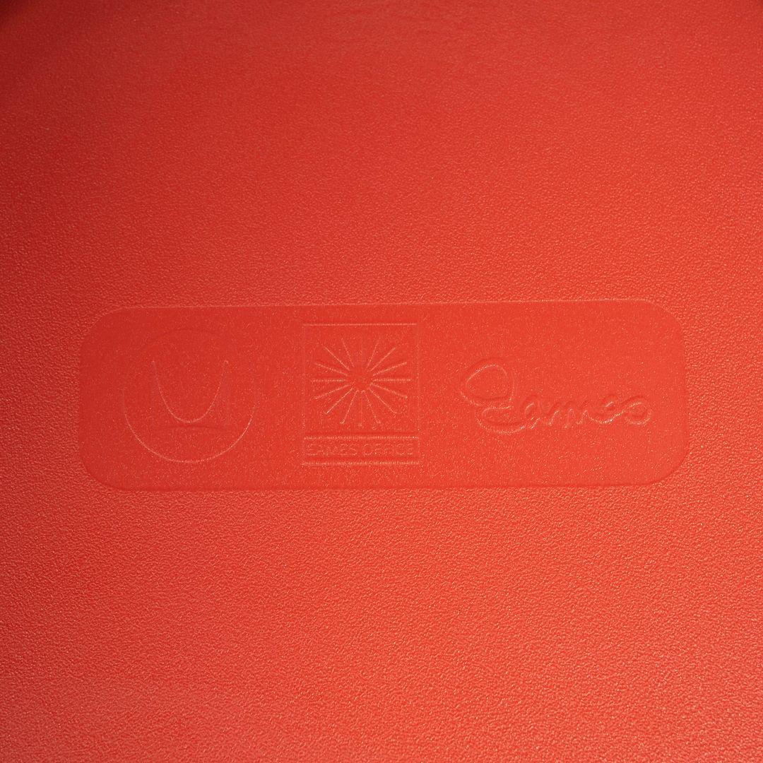 2017 Eames Herman Miller DAW Orange Plastic Shell Chair mit Walnuss-Dübelfuß im Angebot 5