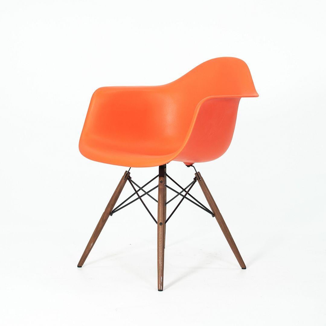 Dies ist ein Eames DAW Chair, der ursprünglich von Ray und Charles Eames im Jahr 1950 entworfen wurde. Dieses Exemplar wurde 2017 von Herman Miller in den USA hergestellt. Der Stuhl hat eine orangefarbene Kunststoffschale und ein Eiffelfußgestell