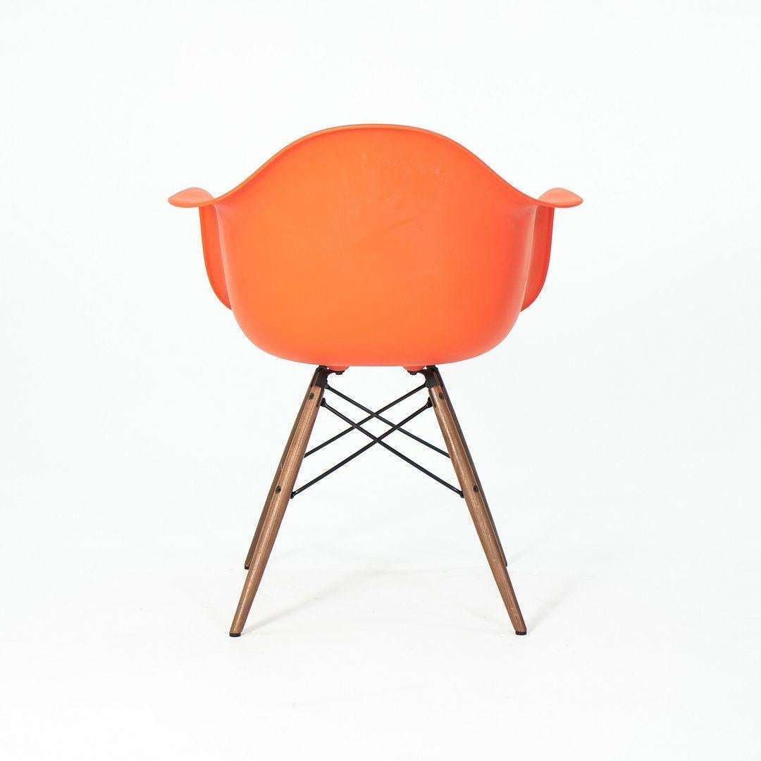 2017 Eames Herman Miller DAW Orange Plastic Shell Chair mit Walnuss-Dübelfuß (amerikanisch) im Angebot