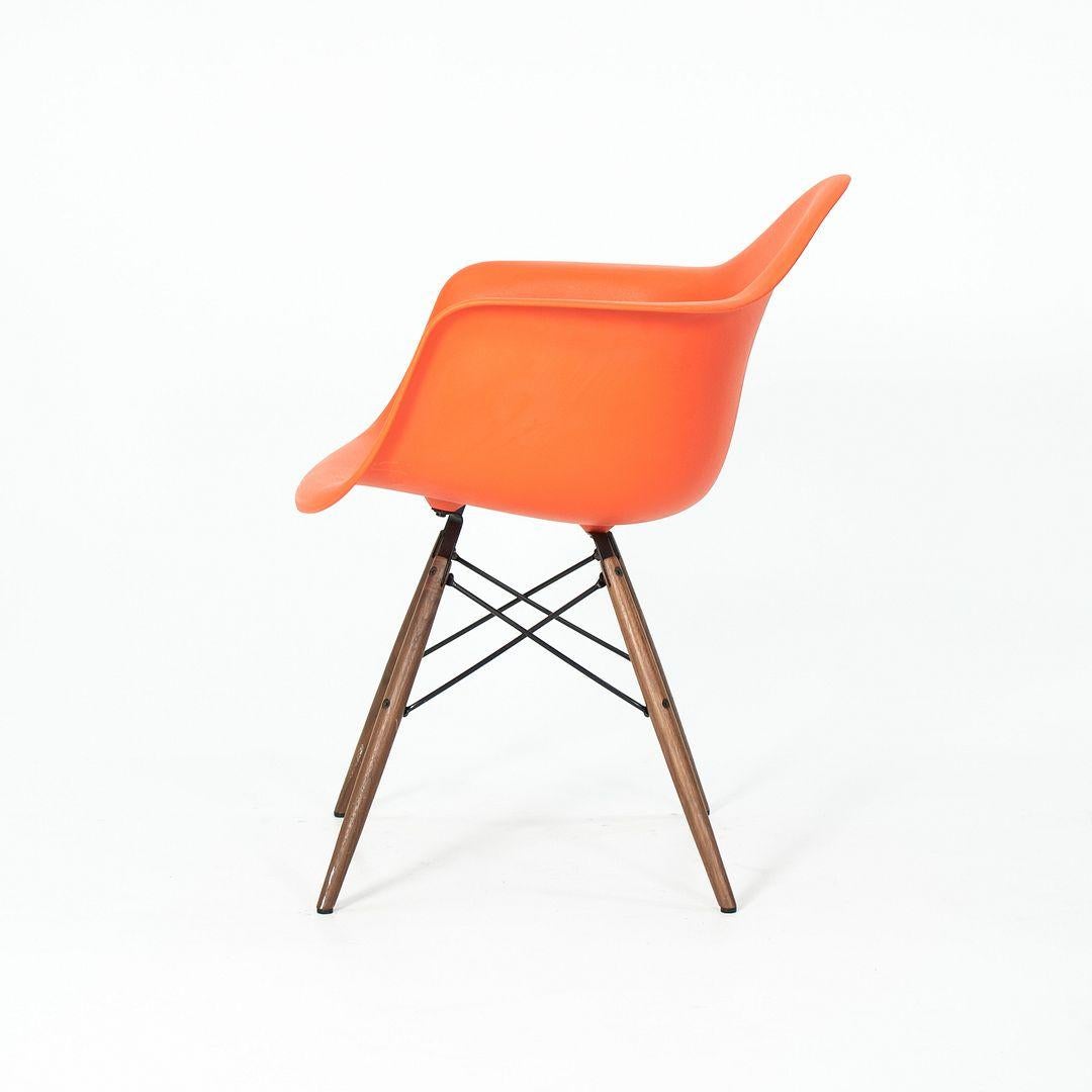 2017 Eames Herman Miller DAW Orange Plastic Shell Chair mit Walnuss-Dübelfuß im Zustand „Gut“ im Angebot in Philadelphia, PA