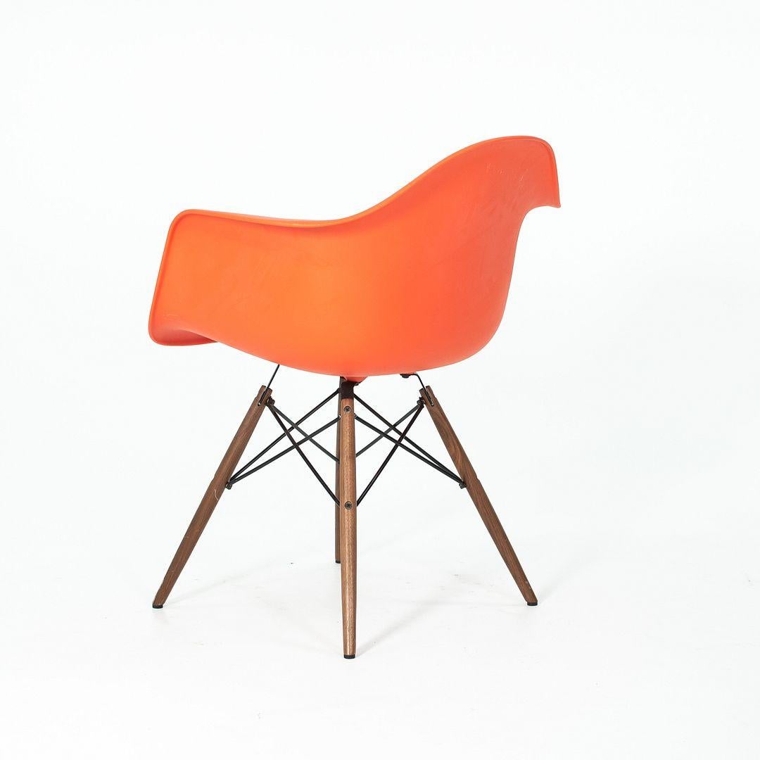 2017 Eames Herman Miller DAW Orange Plastic Shell Chair mit Walnuss-Dübelfuß (21. Jahrhundert und zeitgenössisch) im Angebot