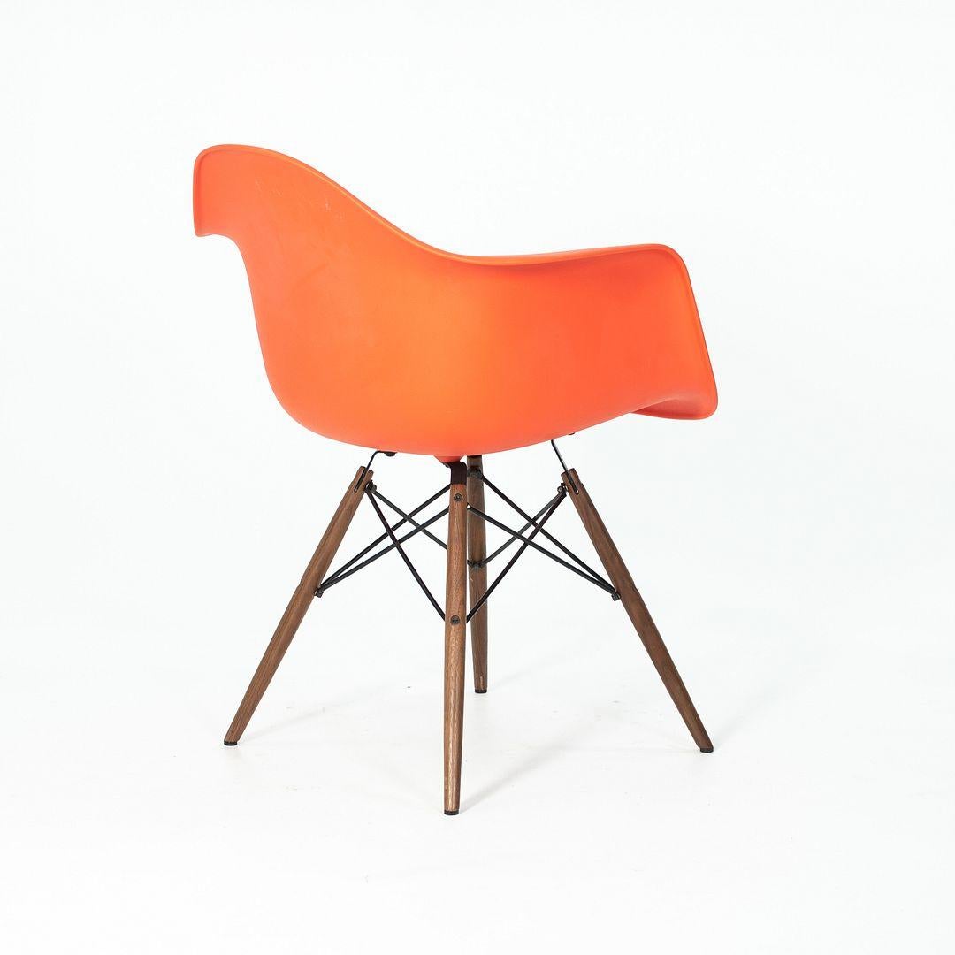 2017 Eames Herman Miller DAW Orange Plastic Shell Chair mit Walnuss-Dübelfuß (Kunststoff) im Angebot