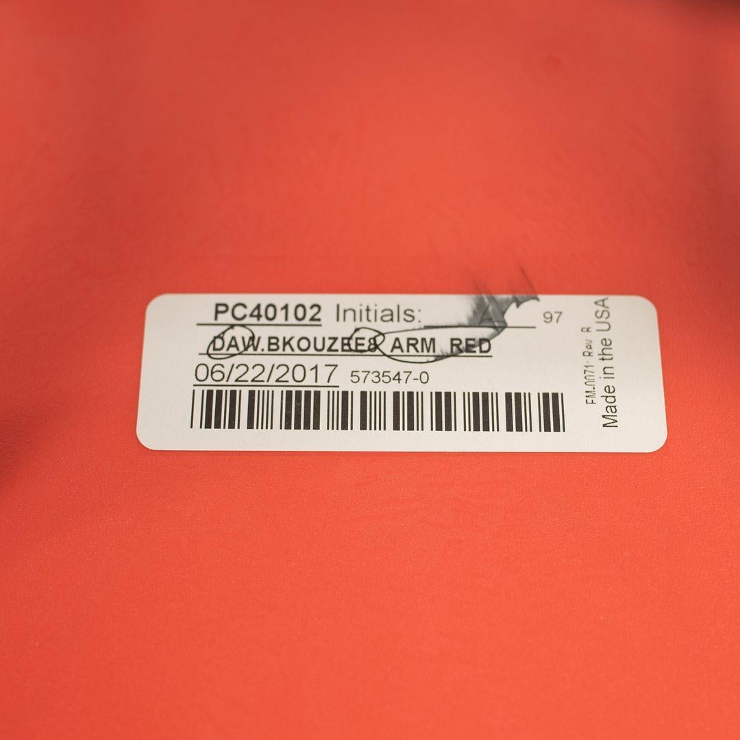 2017 Eames Herman Miller DAW Orange Plastic Shell Chair mit Walnuss-Dübelfuß im Angebot 1