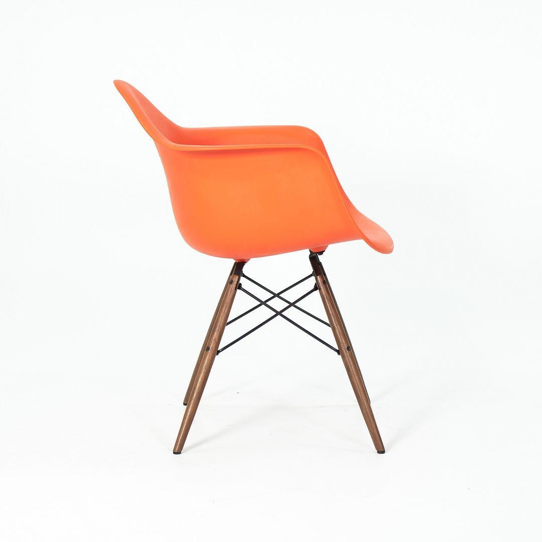 2017 Eames Herman Miller DAW Orange Plastic Shell Chair mit Walnuss-Dübelfuß im Angebot 2
