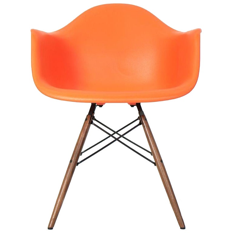2017 Eames Herman Miller DAW Orange Plastic Shell Chair mit Walnuss-Dübelfuß im Angebot
