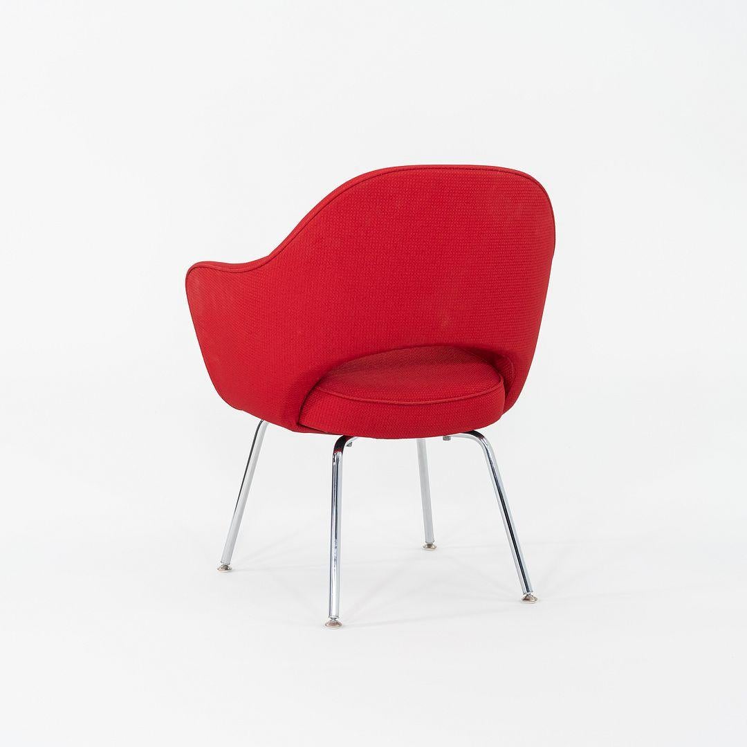 Il s'agit de fauteuils de direction Saarinen, conçus à l'origine par Eero Saarinen pour Knoll en 1948. Ces exemples particuliers ont été produits en 2017. Leur design se caractérise par des pieds tubulaires en acier chromé avec une assise et un
